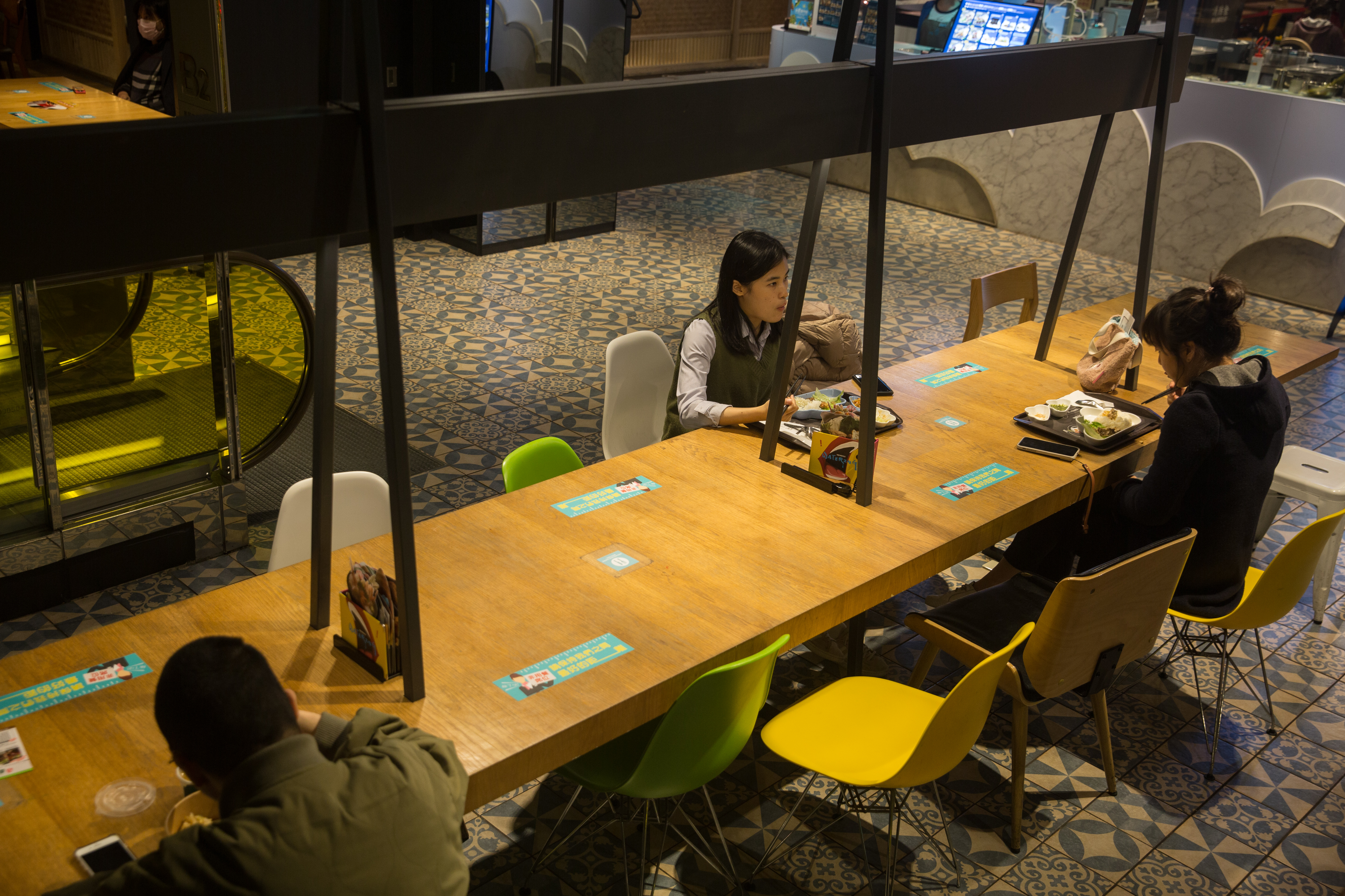 指揮中心規定，營業場所及公共場域應確保民眾維持社交距離或全程佩戴口罩、使用隔板，無法落實之業者應暫停營業。社交距離示意圖。（本刊資料照）