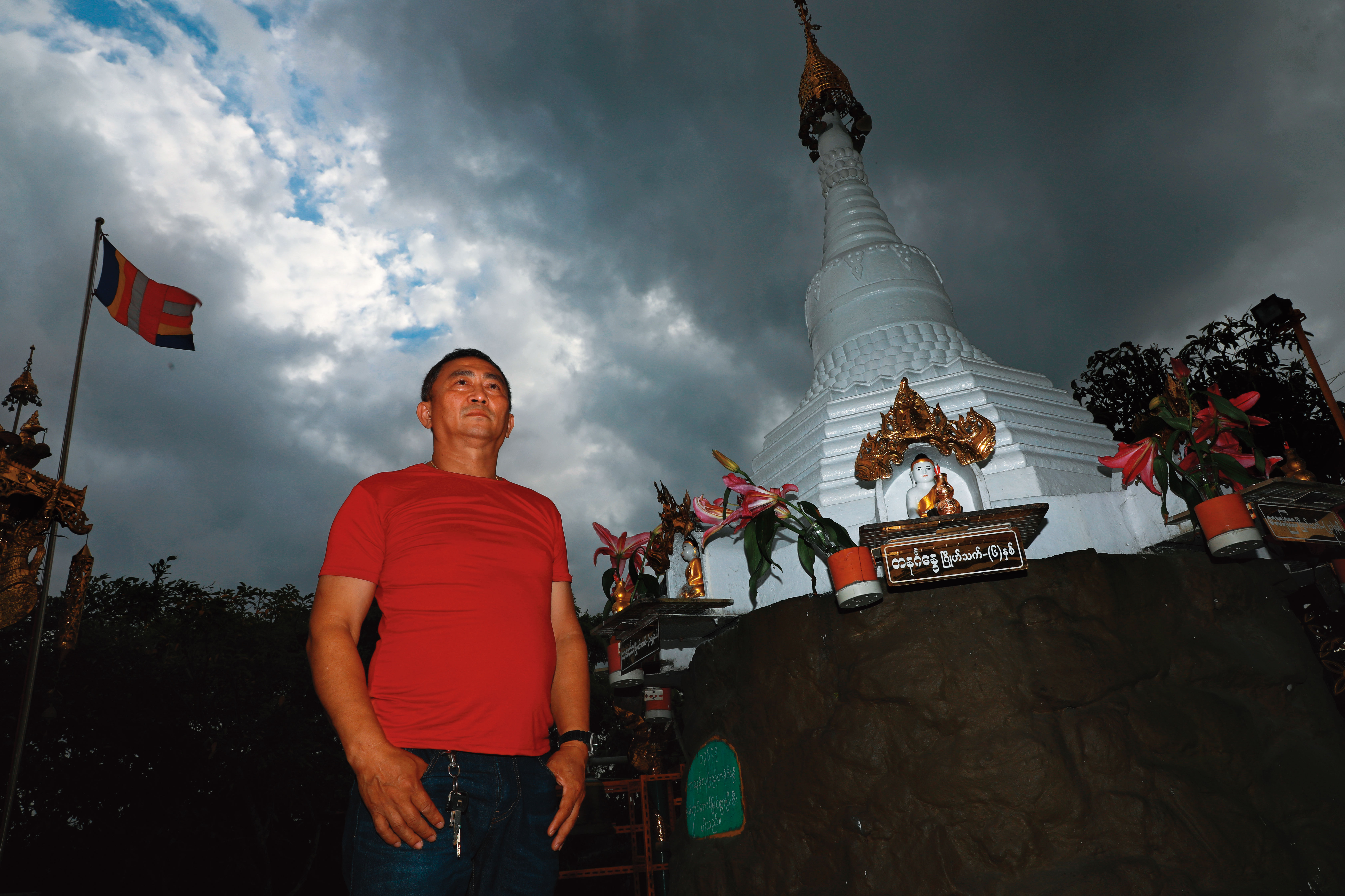 杜可可來到新北市中和的緬甸式佛塔參拜，祈求國人平安。