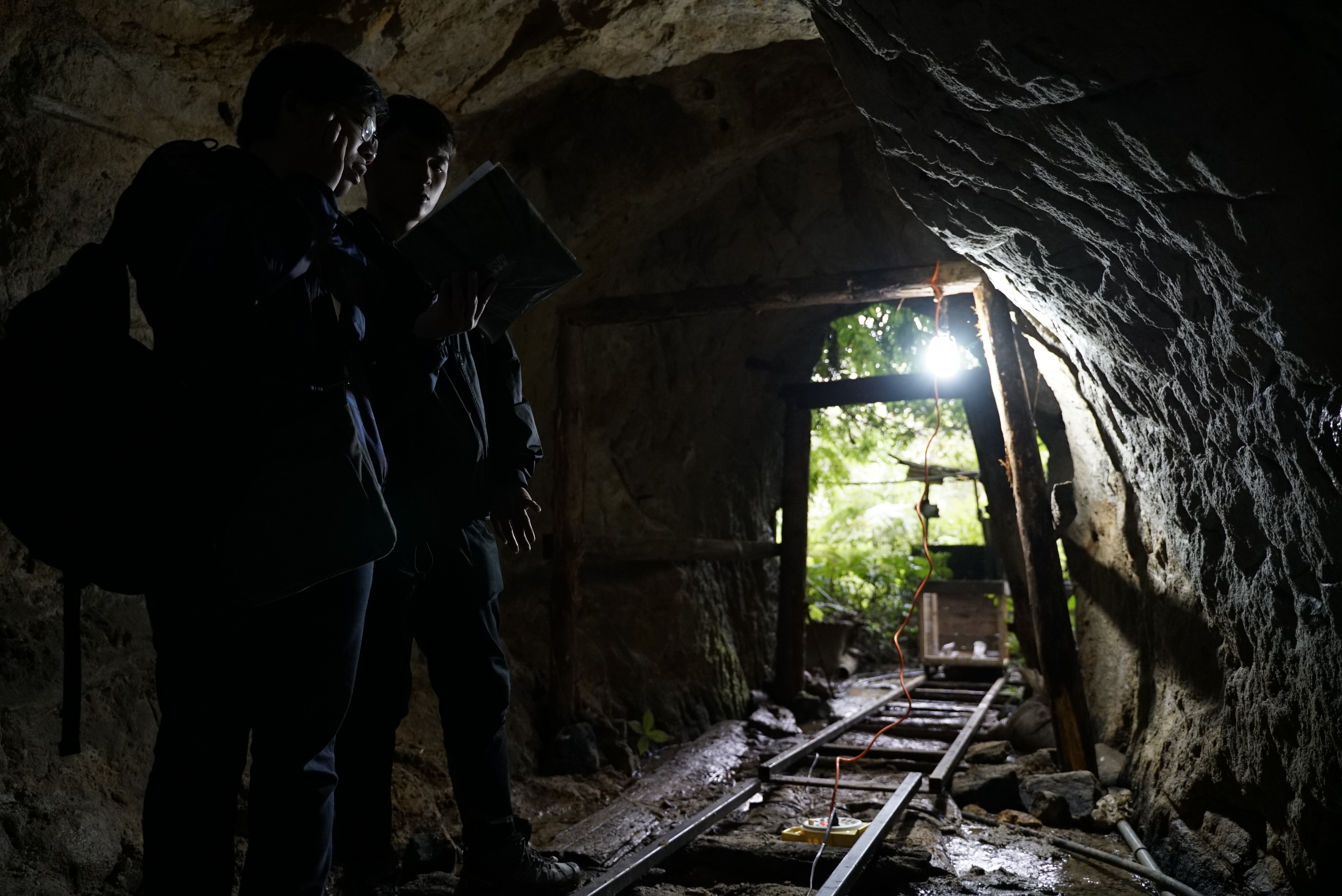 《綠色牢籠》深入礦坑拍攝實景重現。（希望行銷提供）