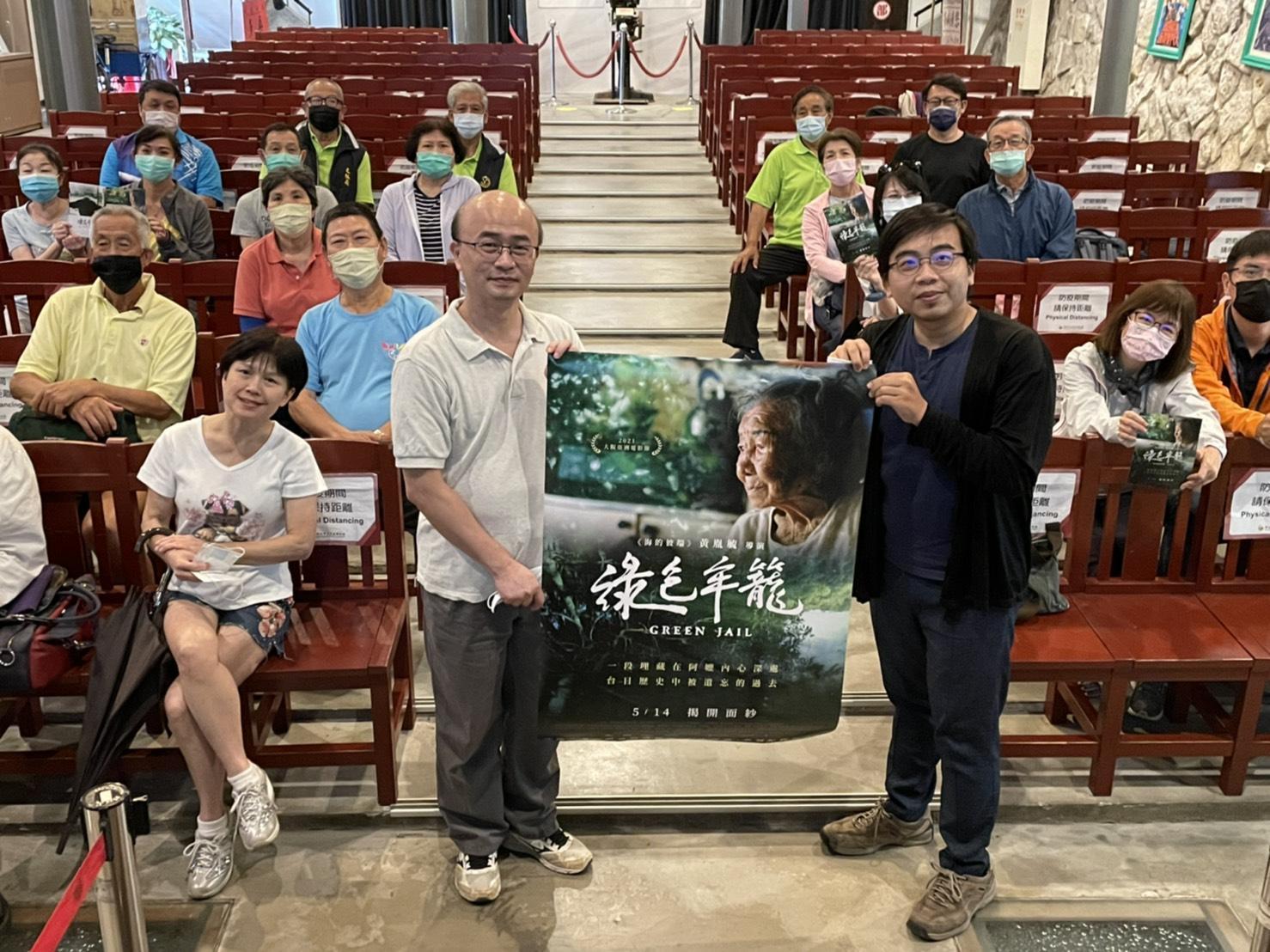礦坑專家張偉郎（左）與導演黃胤毓一步一腳印踏查《綠色牢籠》中相關礦坑遺跡。（希望行銷提供）
