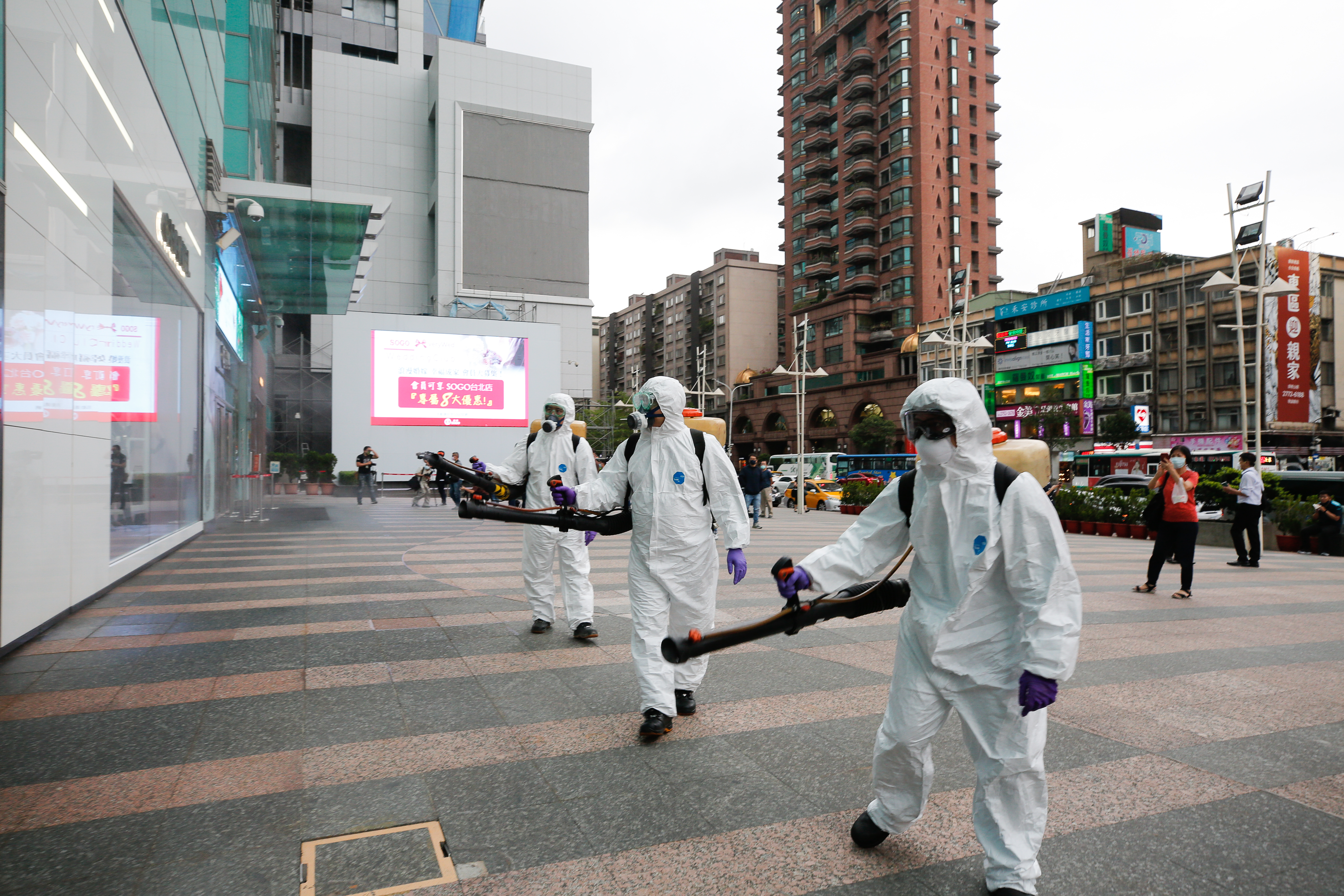 台灣近日爆發多起本土案例，足跡遍布北台灣，有確診者到過的各場所也緊急進行消毒；圖為防疫兵進行消毒畫面。（本刊資料照）