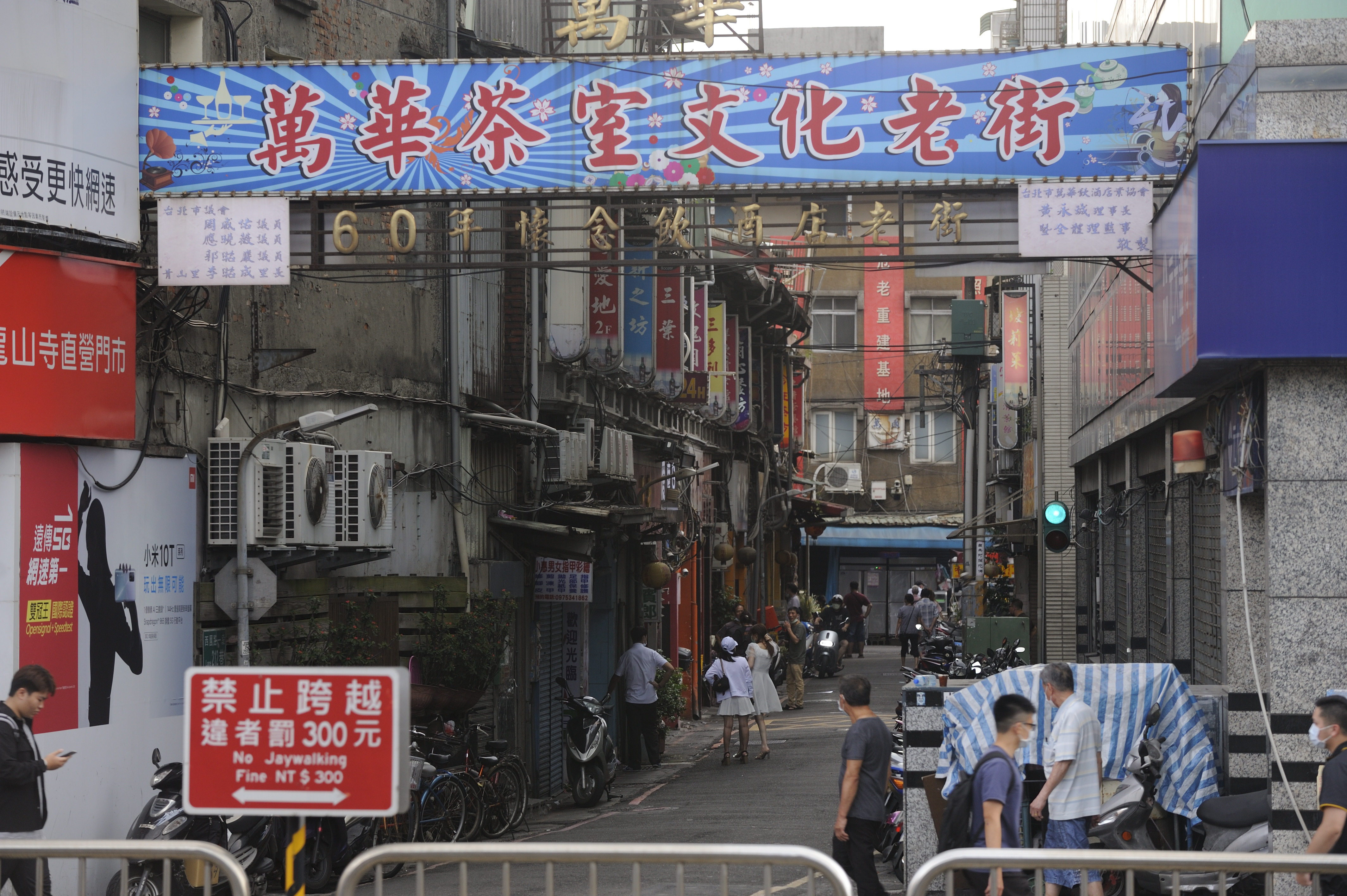 萬華茶藝館爆發2例確診，有網友的媽媽竟然坦承自己「有去阿公店」，讓他們家人當場傻眼。