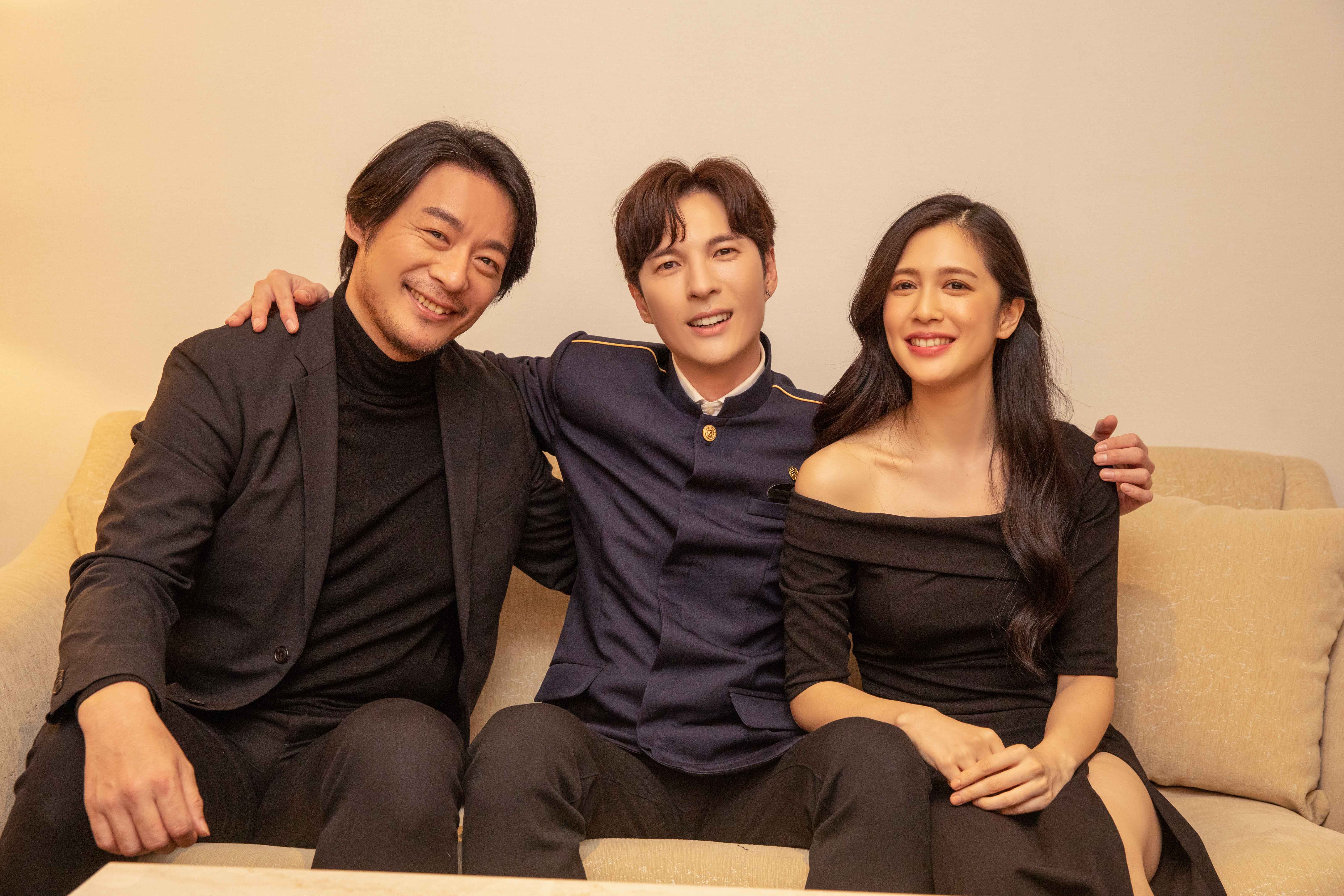 〈我們都傷〉MV邀請劉奕兒（右）和周明宇（左）共同演出。（索尼音樂提供）   