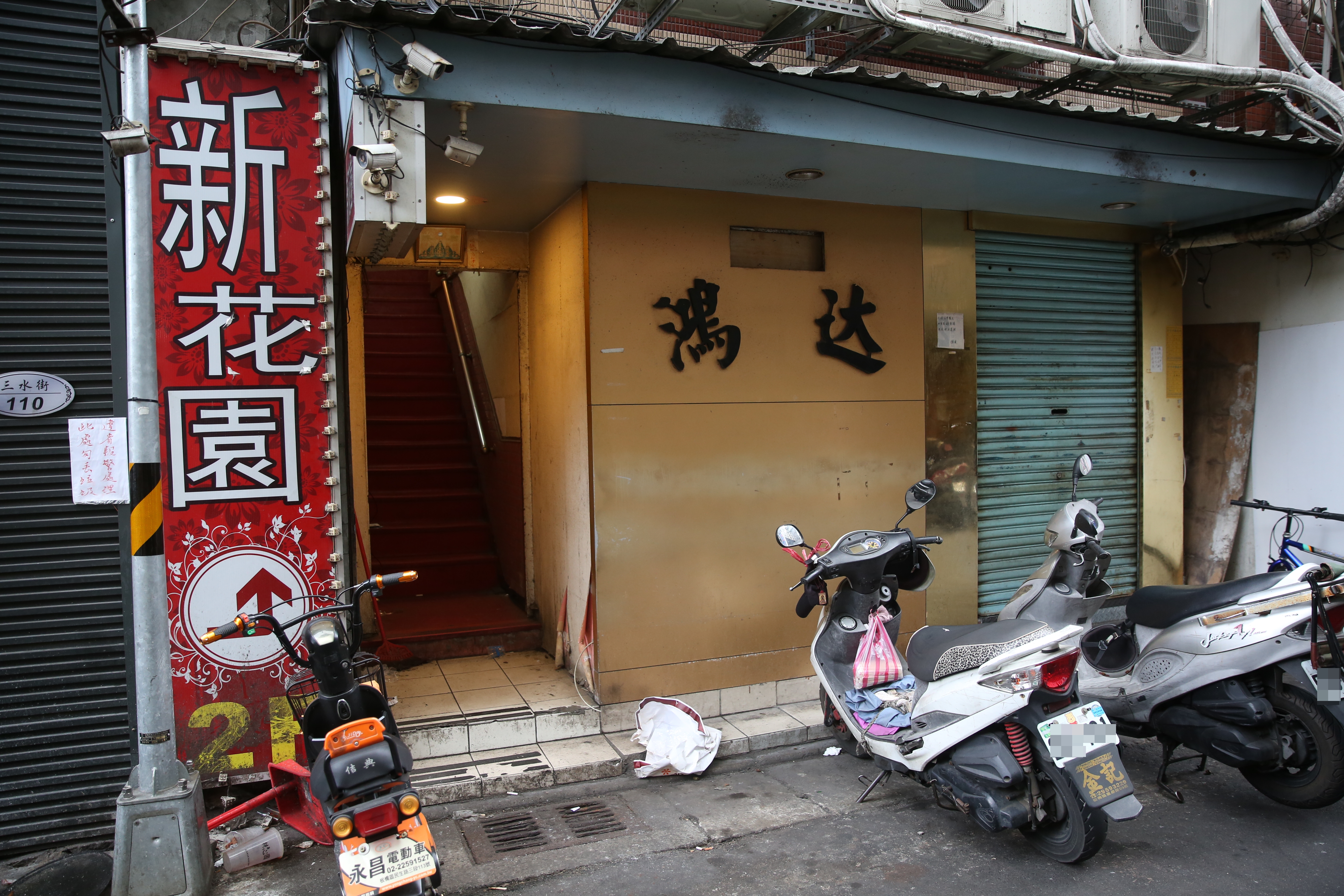 今再傳出本土案例超過10人確診，衛福部次長石崇良稍早指出今天有一些本土案例和該患者有關。