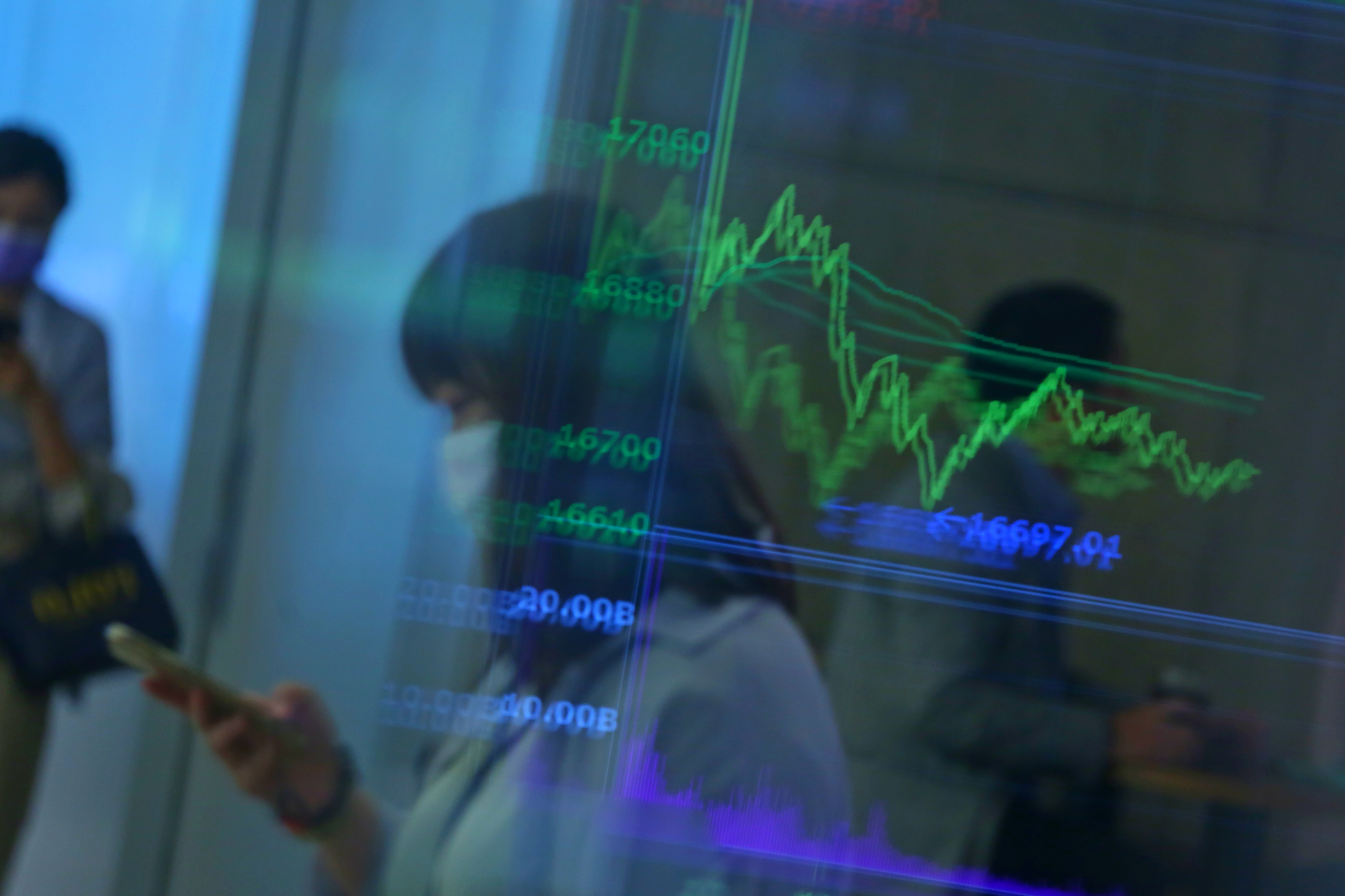 國內武漢肺炎疫情再度升溫，近日台股受影響崩跌。（本刊資料照）