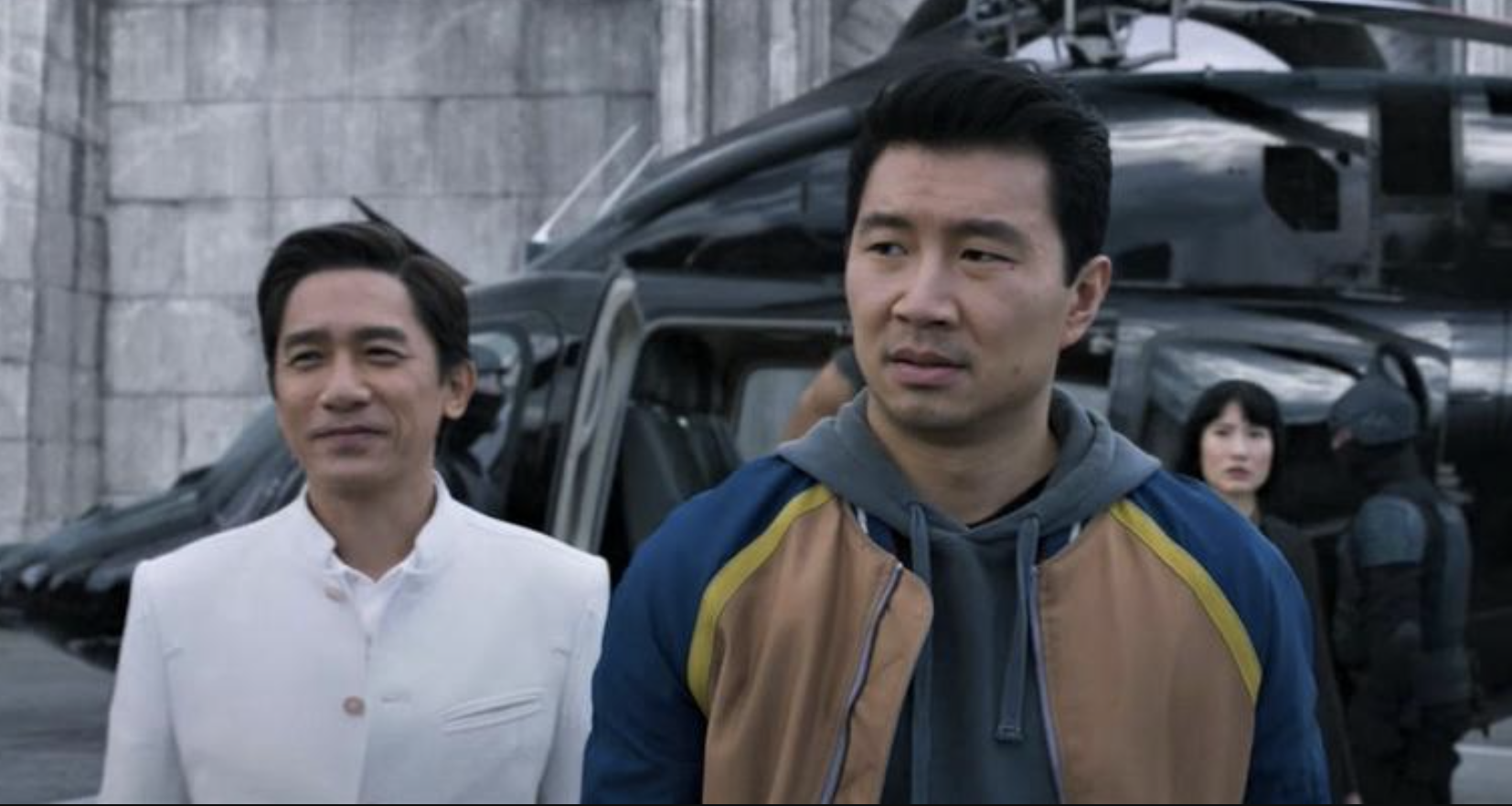 梁朝偉(左)在《尚氣》中飾演「文武」,即漫畫中的「滿大人」。(翻攝預告畫面)