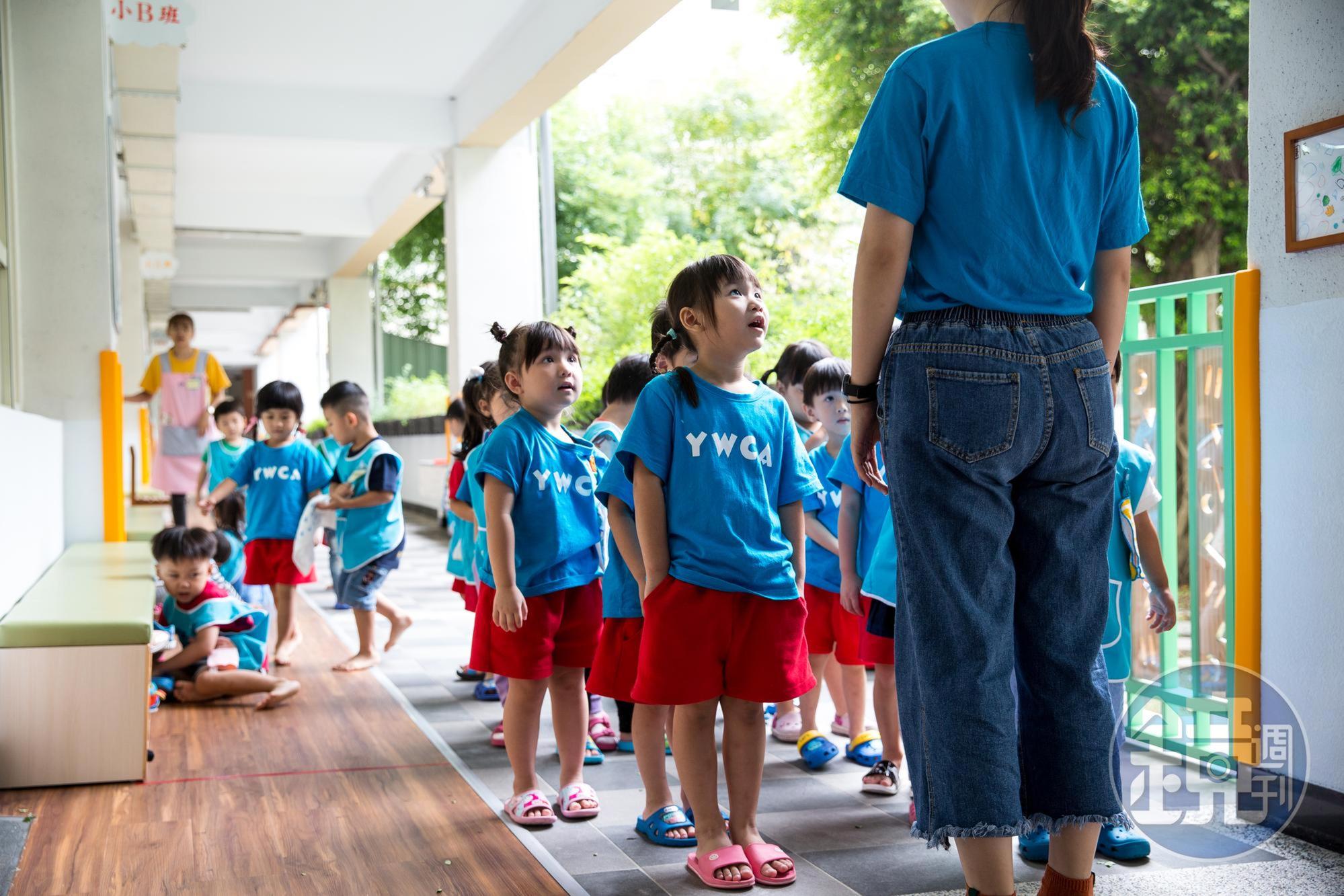 政府推動0到6歲國家一起養，小孩自己帶、托人帶或上幼兒園都有補助。