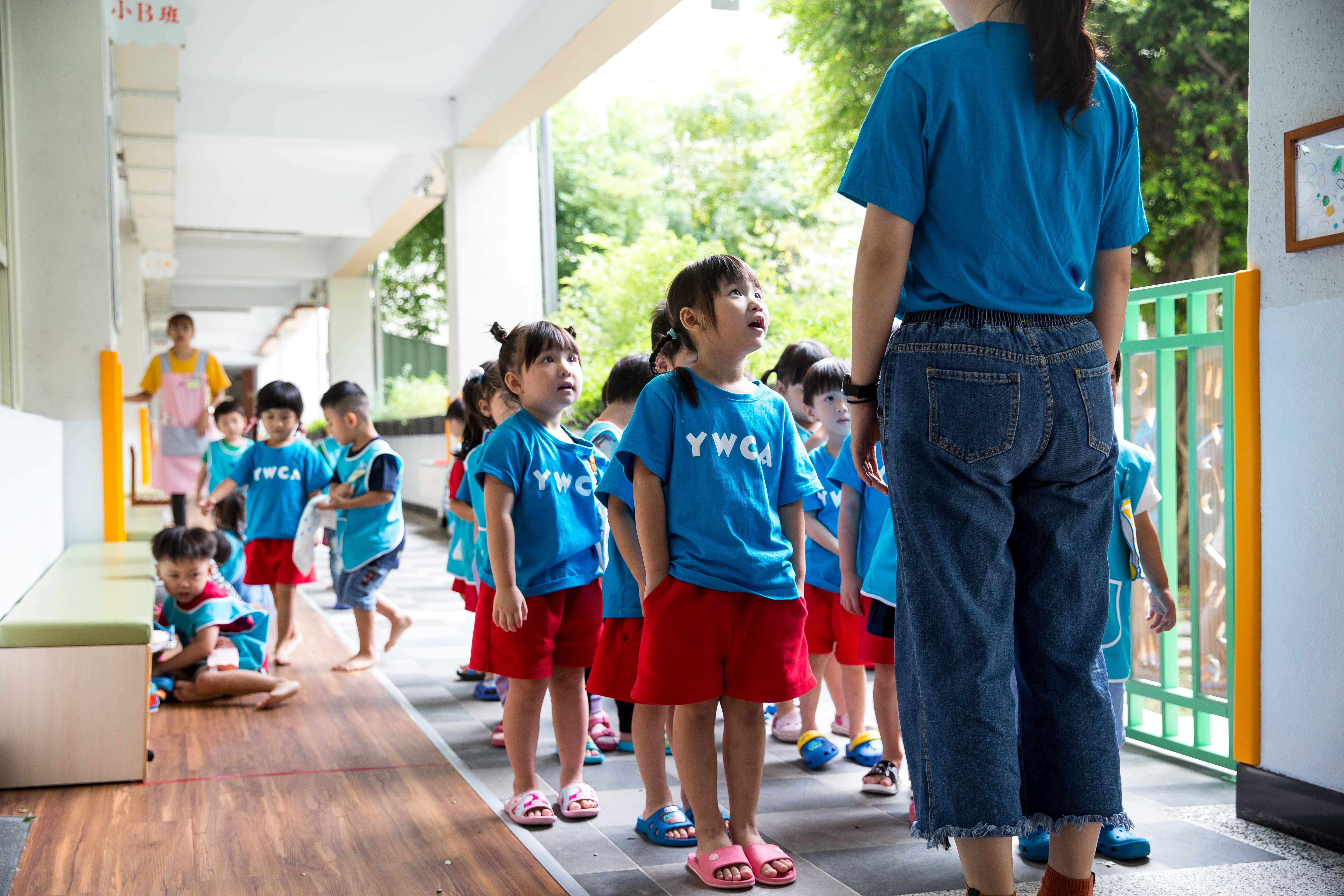 政府推動0到6歲國家一起養，小孩自己帶、托人帶或上幼兒園都有補助。