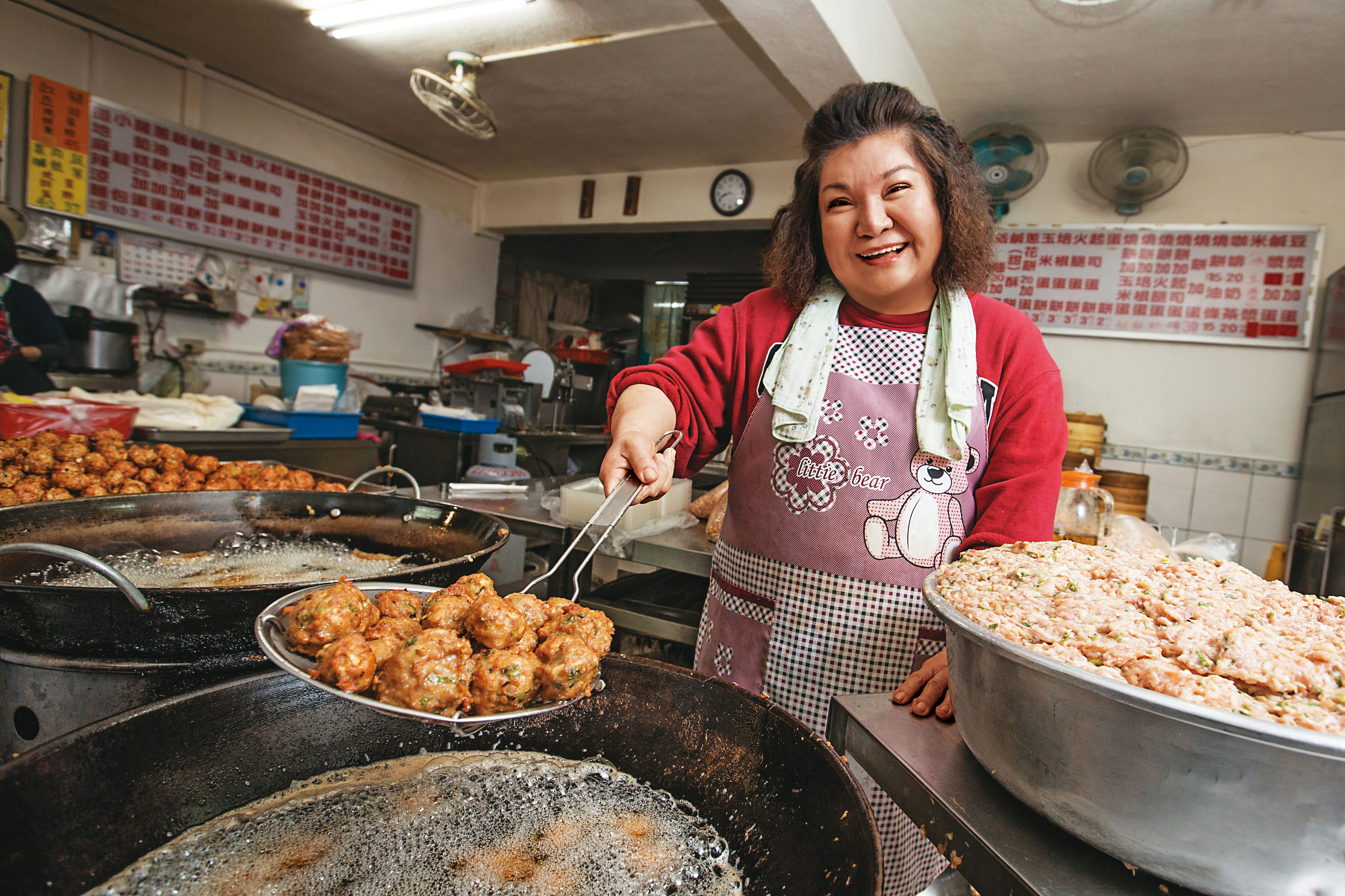 秦菲菲是70、80年代的丑角女星，後來轉行開傳統早餐店，家傳的江浙獅子頭是店內招牌。
