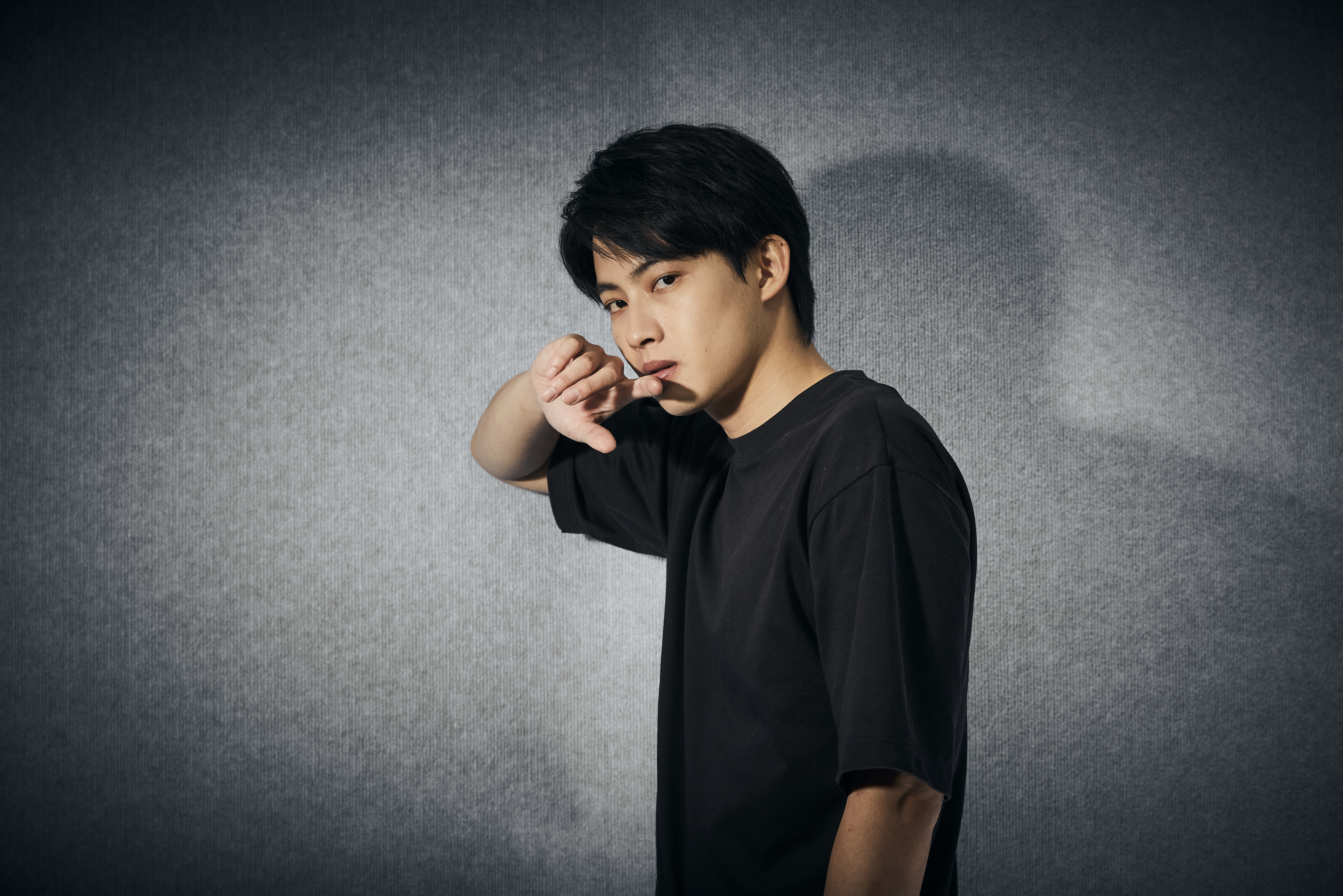 張庭瑚曾歷經父親殉職及女友輕生等生離死別傷痛，但這也幫助了他成長，演出《轉彎之後》與他有相似經歷的主角更加入戲。