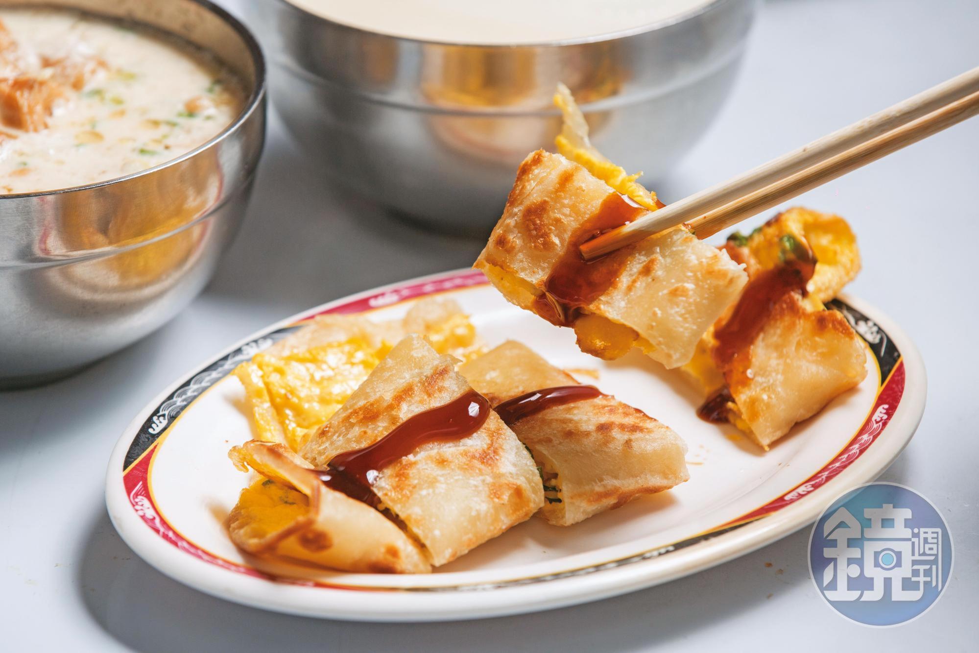 帶有厚度的蛋餅，表層酥脆而內部柔軟，很受歡迎。（27元／份）