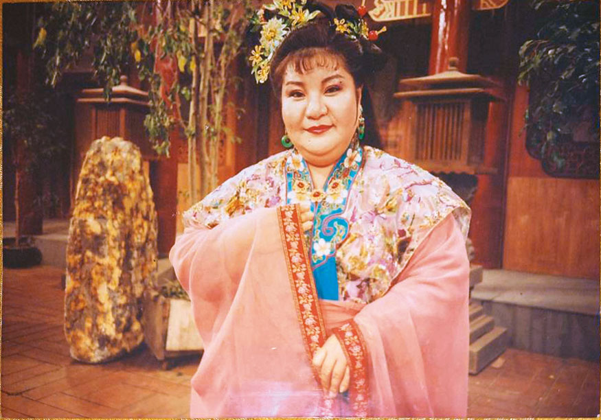 秦菲菲原想當歌手，因為身形圓潤成了演員，還曾演出歌仔戲，頗受好評。（秦菲菲提供）