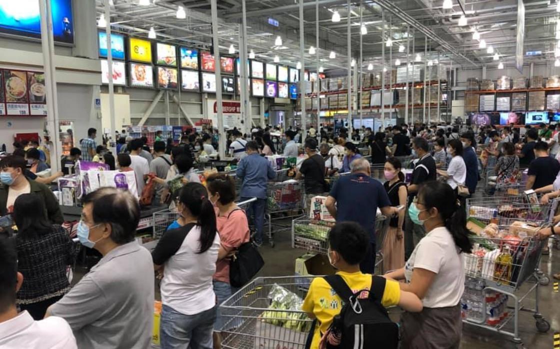 民眾搶購防疫及民生用品，各大賣場紛紛推出限購措施。（翻攝自「Costco好市多 商品經驗老實說」臉書）