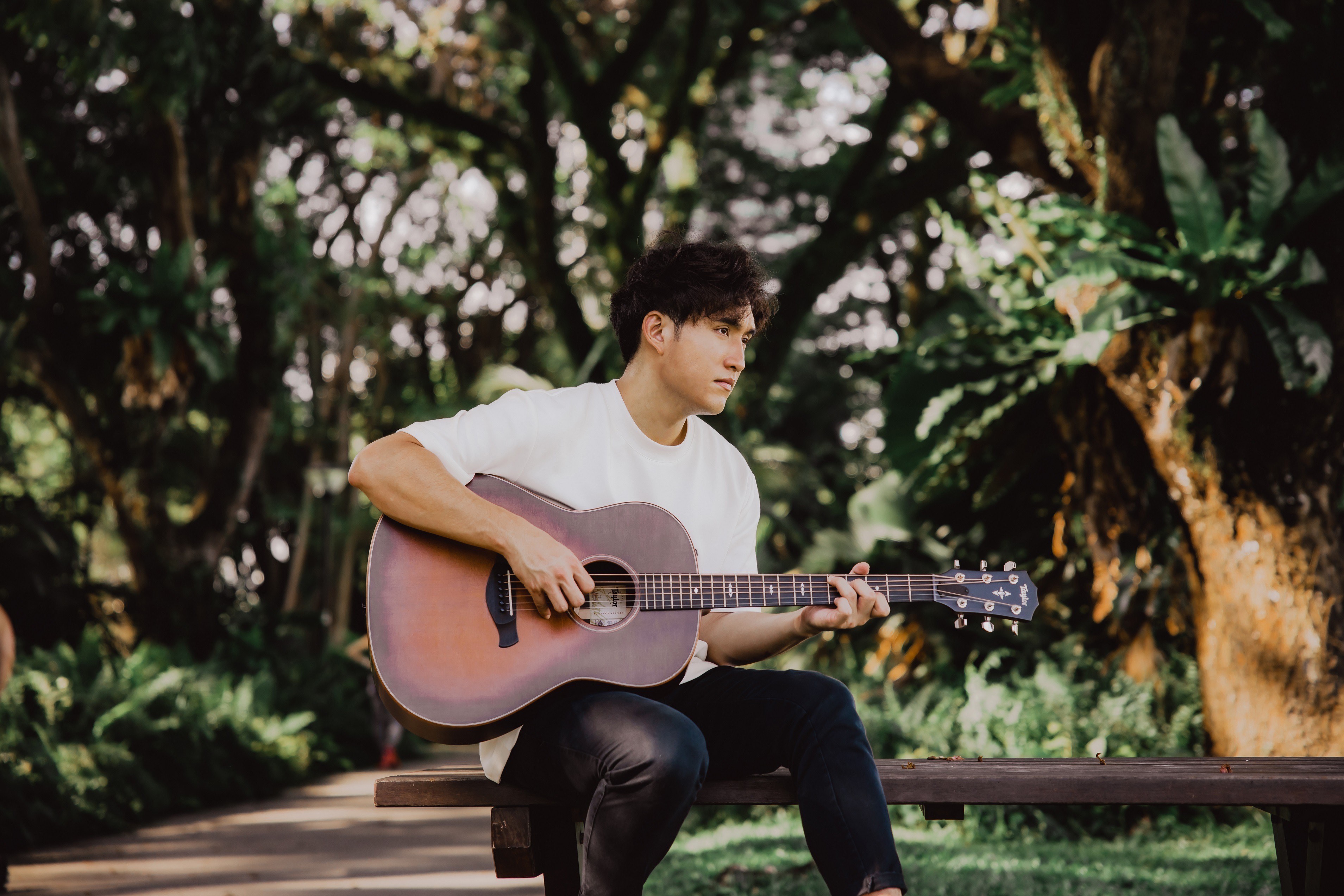 「星國言承旭」李俊緯推出抒情主打〈蔚藍天空〉，坦言想起前女友。（李俊緯提供）