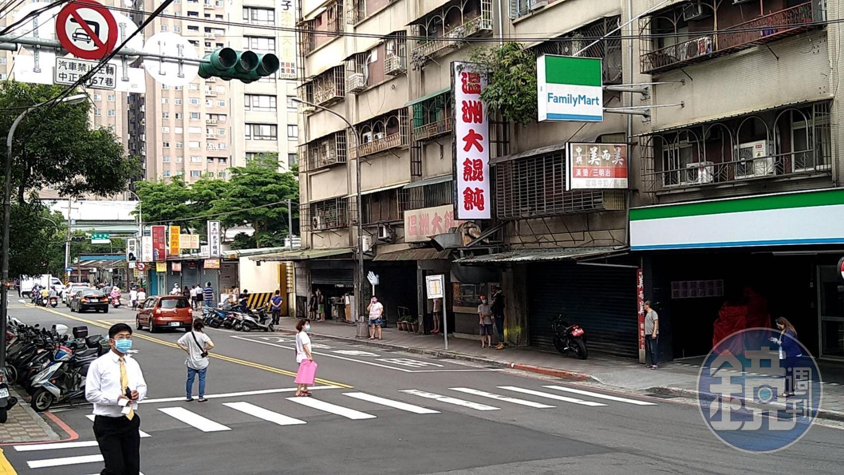 因為大停電,連紅綠燈也沒電,改由警察指揮交通。(讀者提供)