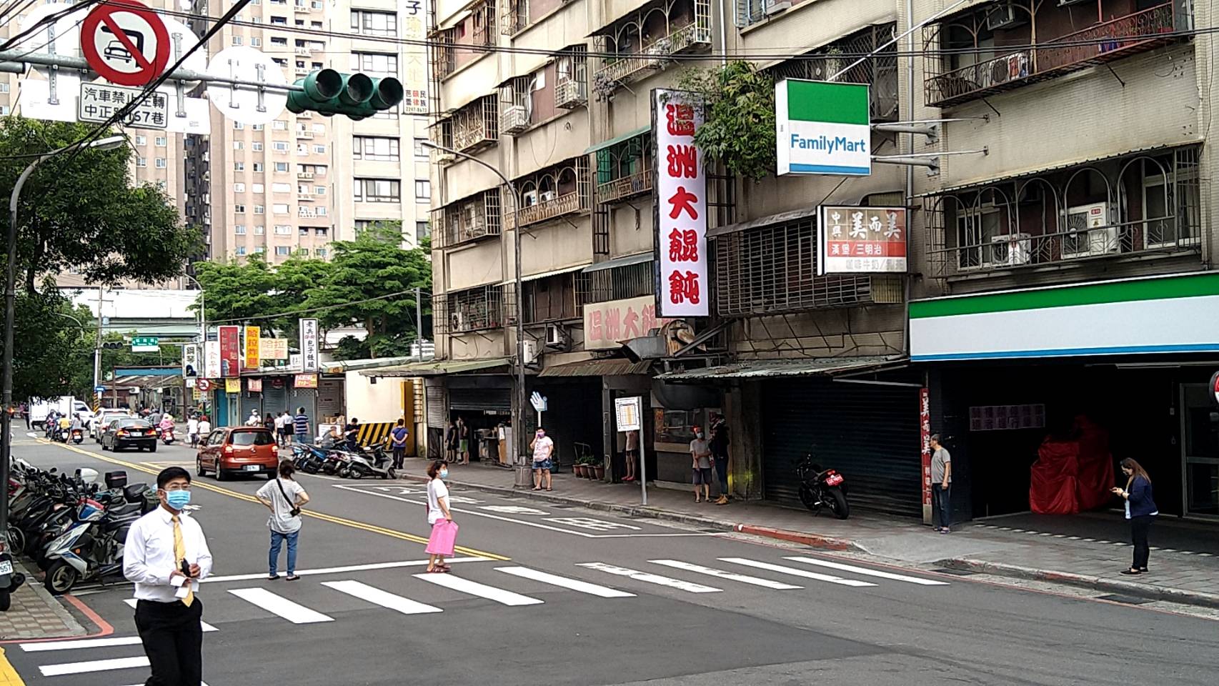 因為大停電，連紅綠燈也沒電，改由警察指揮交通。（讀者提供）