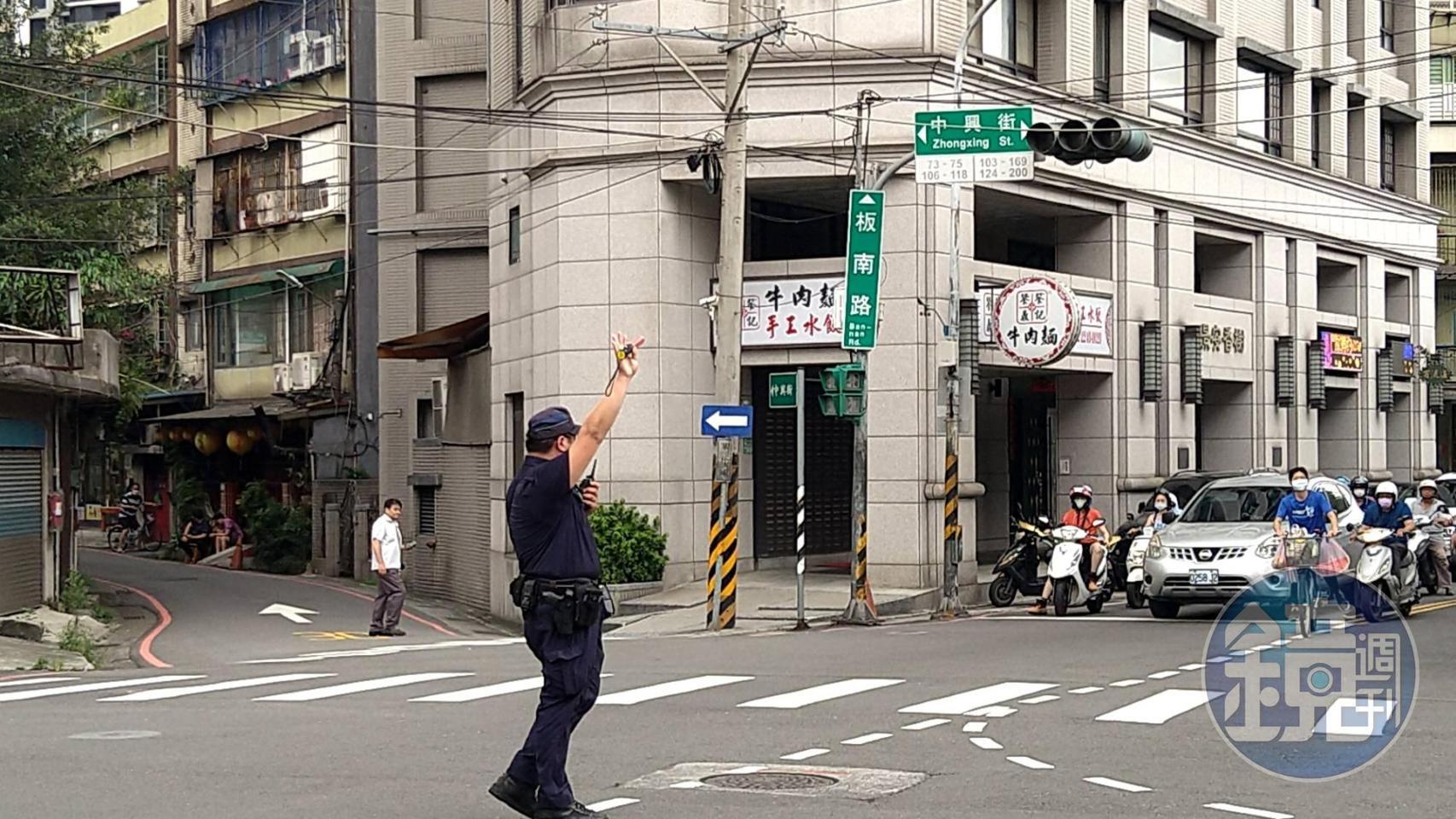 因為大停電,連紅綠燈也沒電,改由警察指揮交通。(讀者提供)
