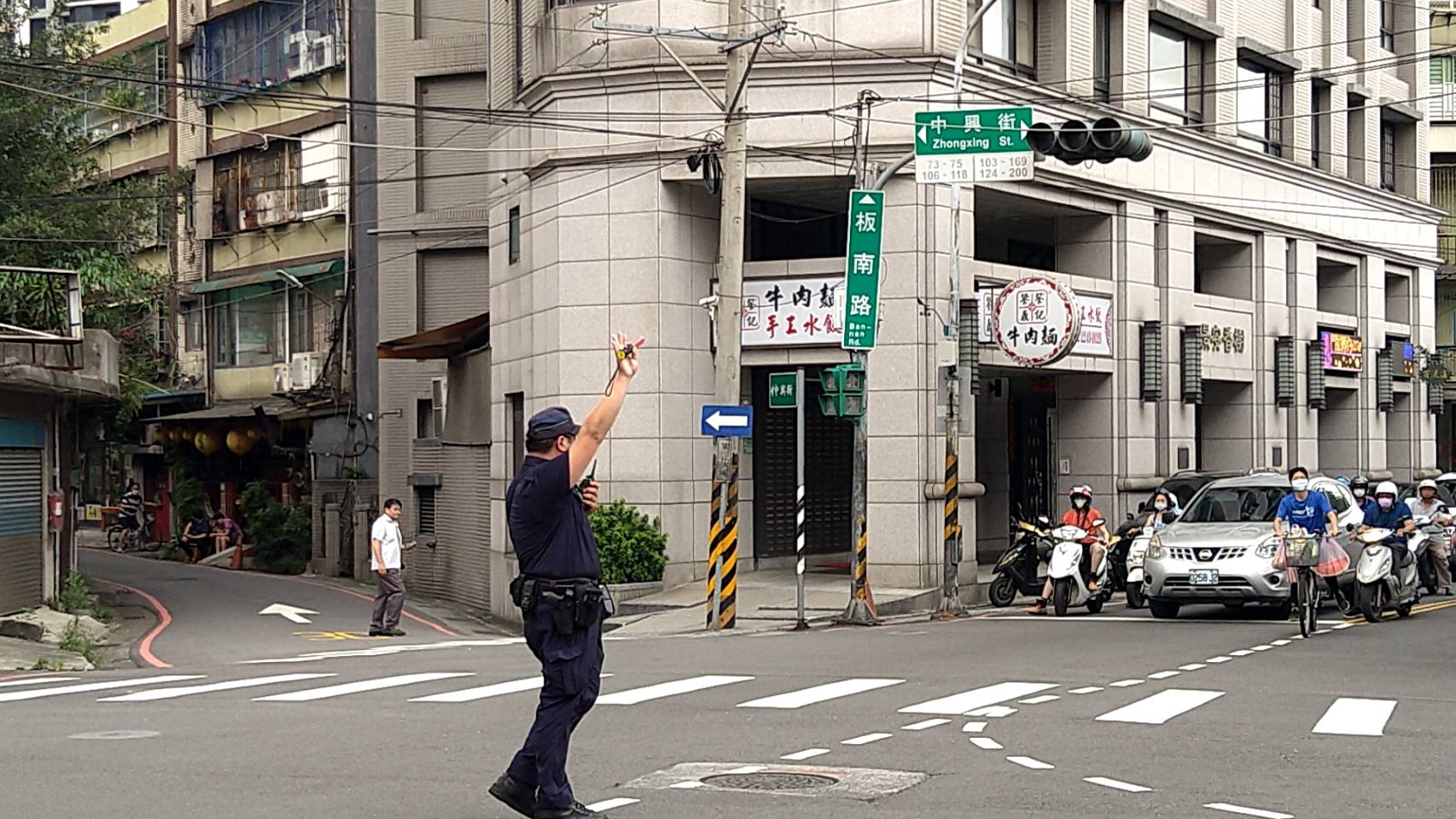 因為大停電，連紅綠燈也沒電，改由警察指揮交通。（讀者提供）