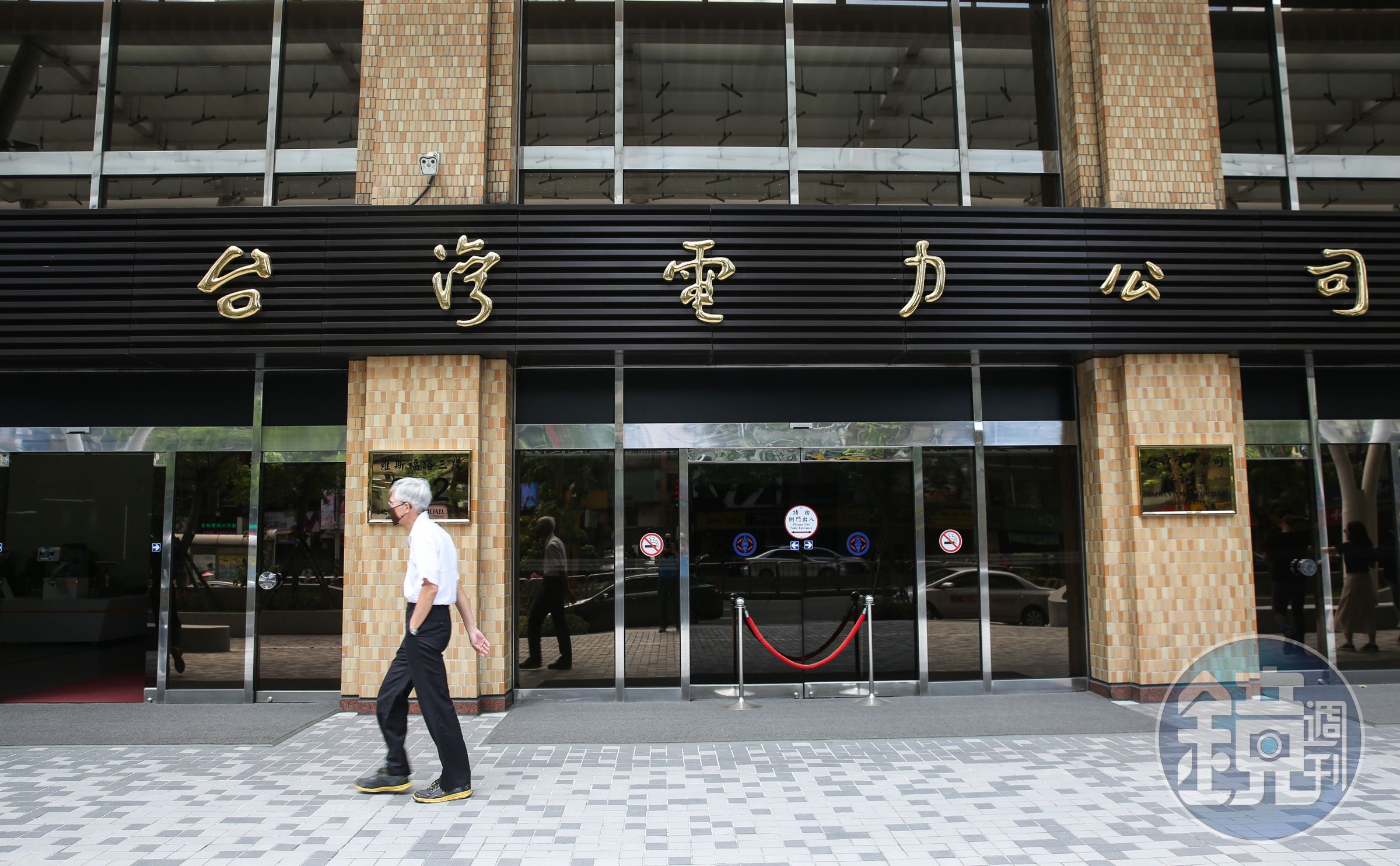 本刊得到的獨家消息指出，是因外部輸配線路問題，電廠電力無法輸出，導致全台分區限電。