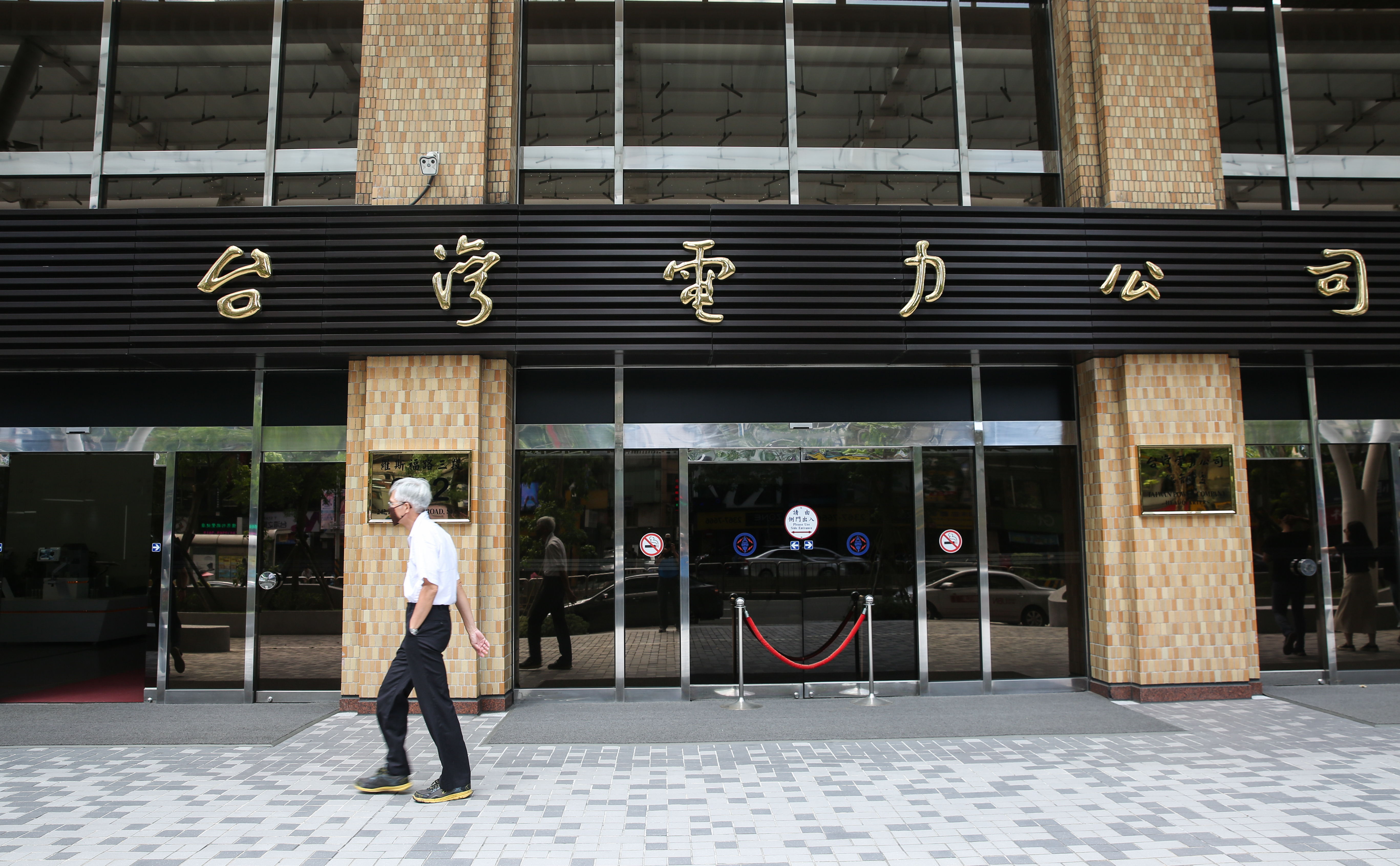 本刊得到的獨家消息指出，是因外部輸配線路問題，電廠電力無法輸出，導致全台分區限電。