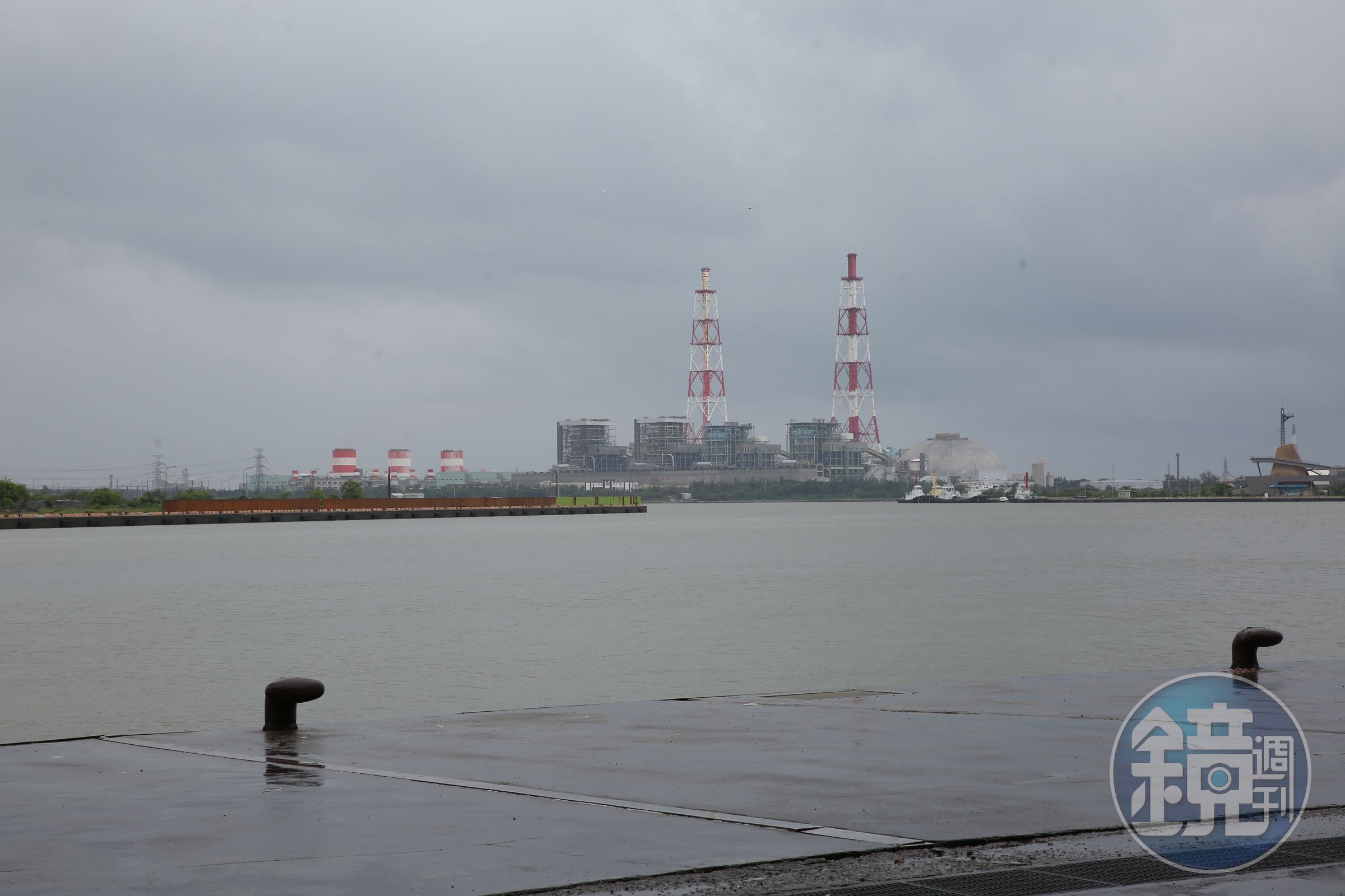 興達電廠因事故全廠停機，導致系統供電能力不足，執行緊急分區輪流停電。（本刊資料照）