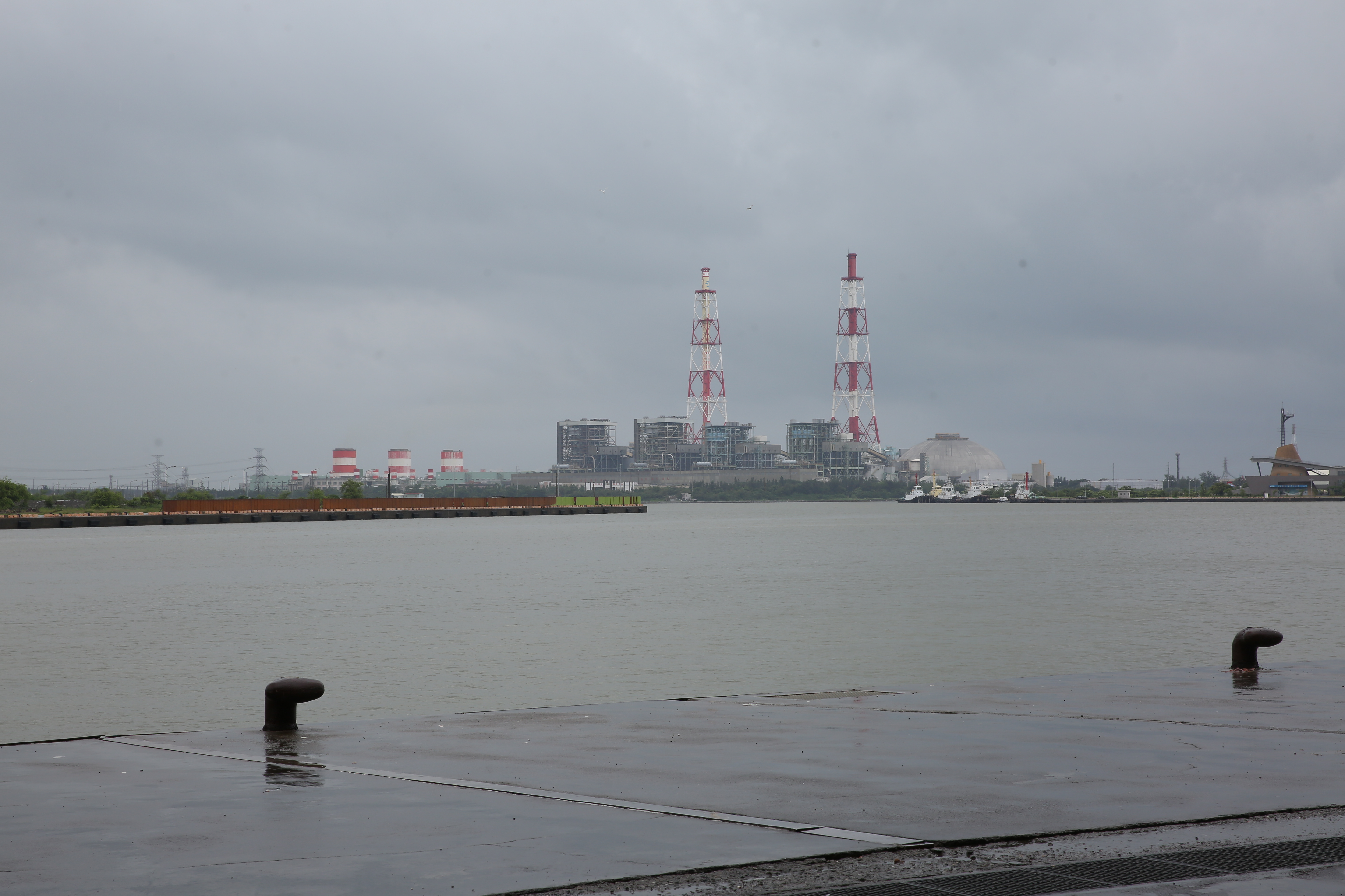 興達電廠因事故全廠停機，導致系統供電能力不足，執行緊急分區輪流停電。（本刊資料照）