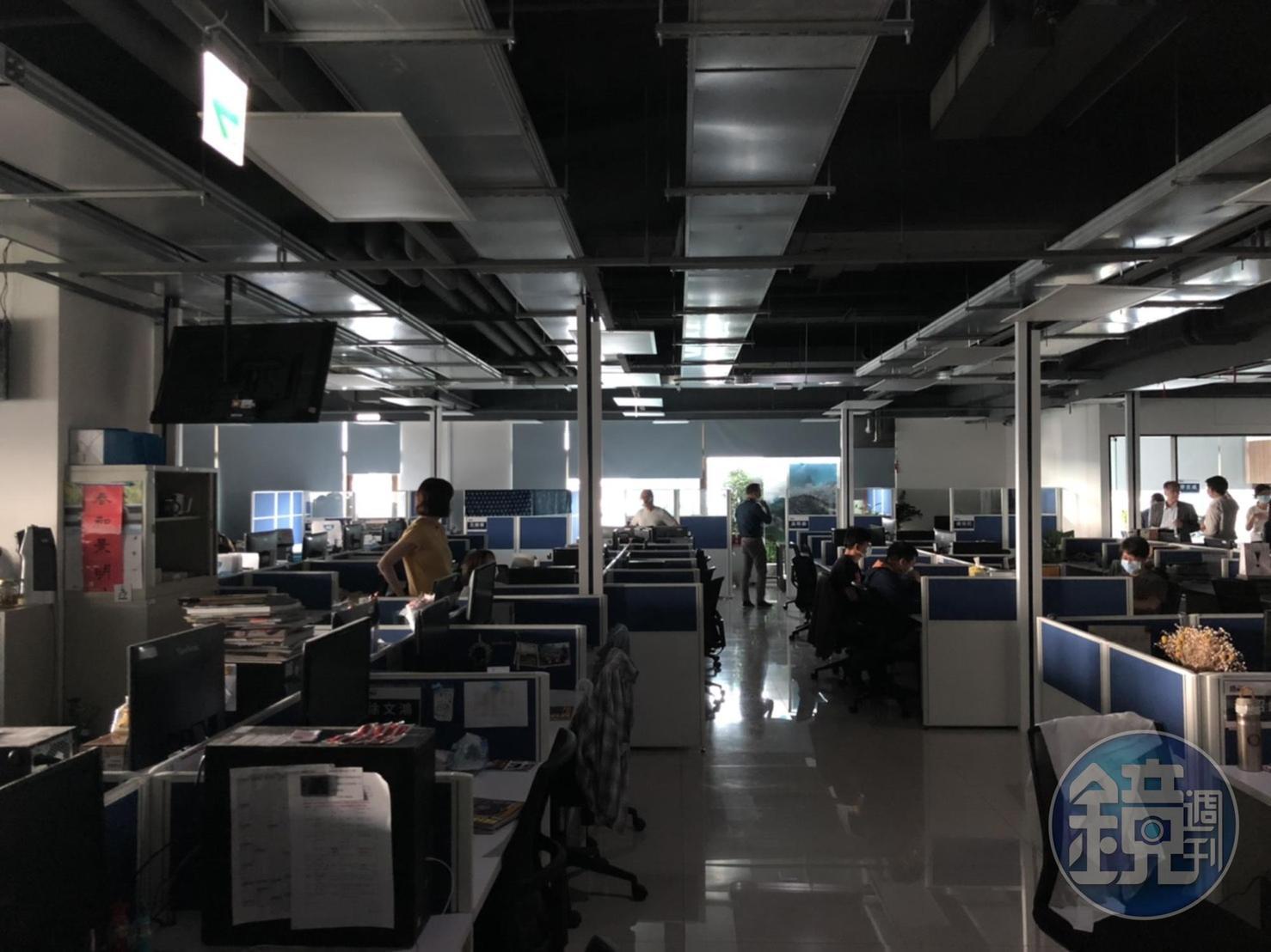 全台分區大停電，辦公室瞬間也是黑一片。