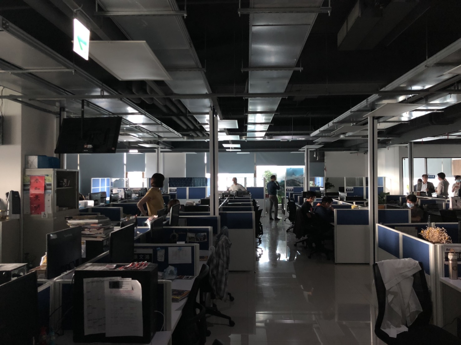全台分區大停電，辦公室瞬間也是黑一片。