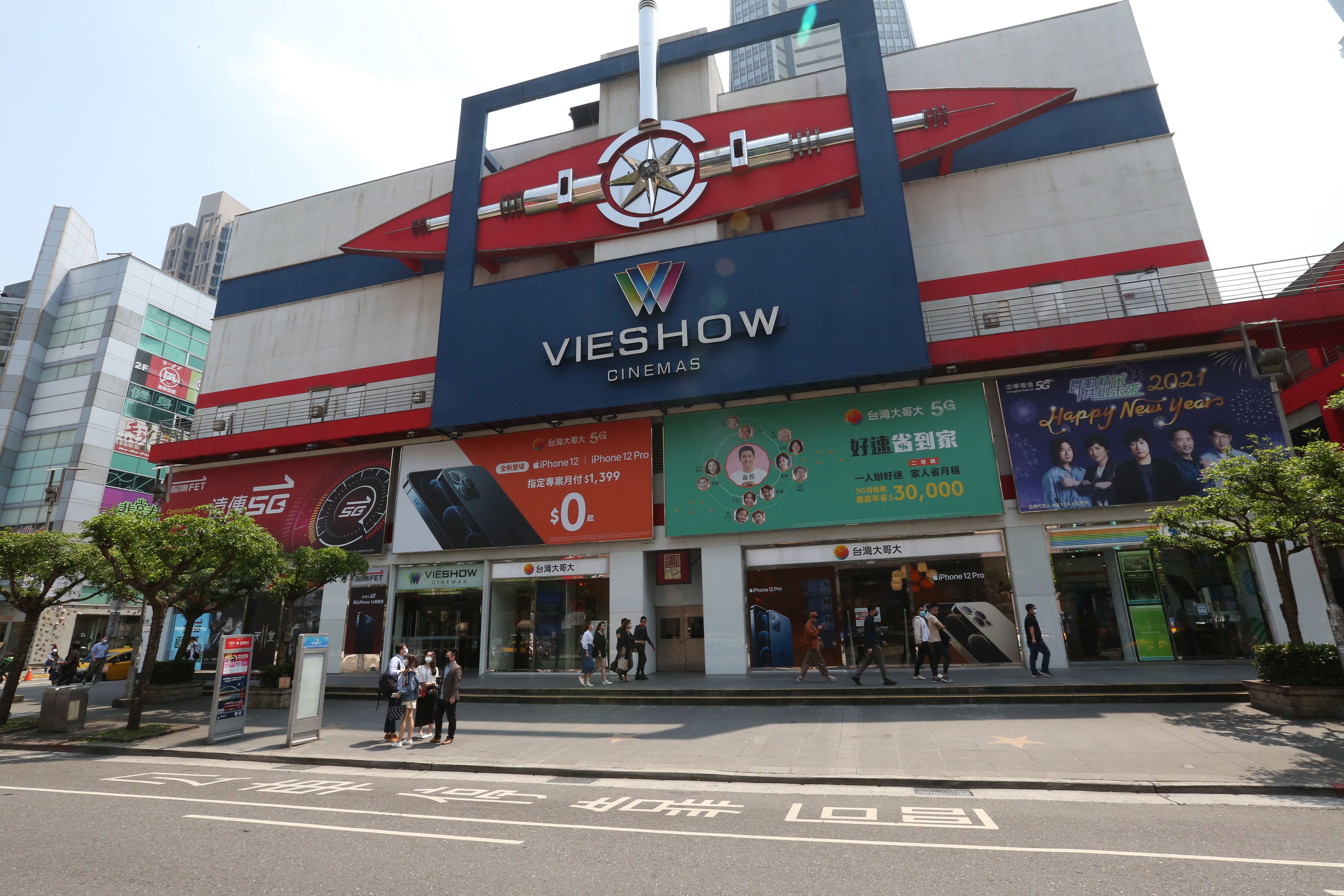 疫情突然升溫，各大電影院業者也提高警戒因應。（本刊資料照）