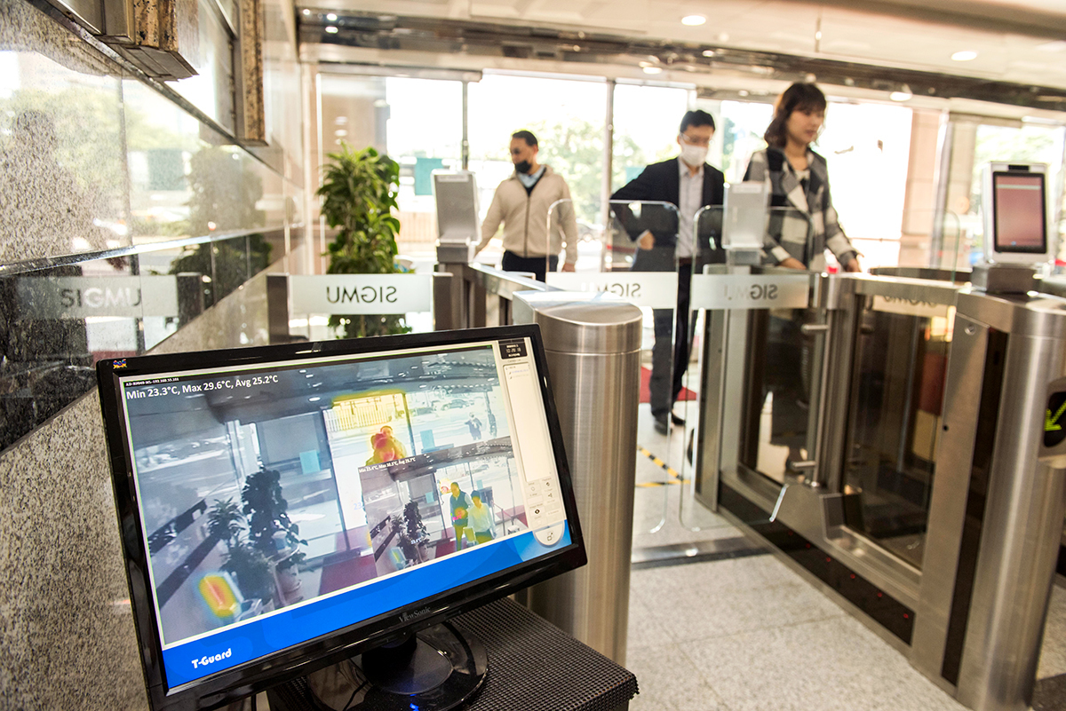 國內疫情風暴來臨，中保科表示，商辦、住宅大樓採購AI門禁溫測系統詢問量增50%。（中保科提供）