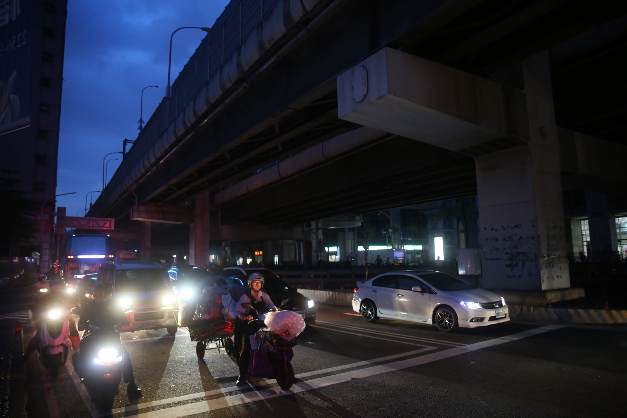 今天高雄興達電廠因事故全廠停機，台電緊急進行分區輪流限電。