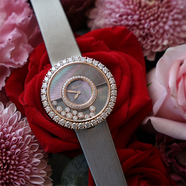 Happy Diamonds Joaillerie｜錶徑38mm／18K玫瑰金錶殼／石英機芯／時、分指示／鑲鑽4.75克拉／建議售價NT$ 1,610,000（專賣店販售款）