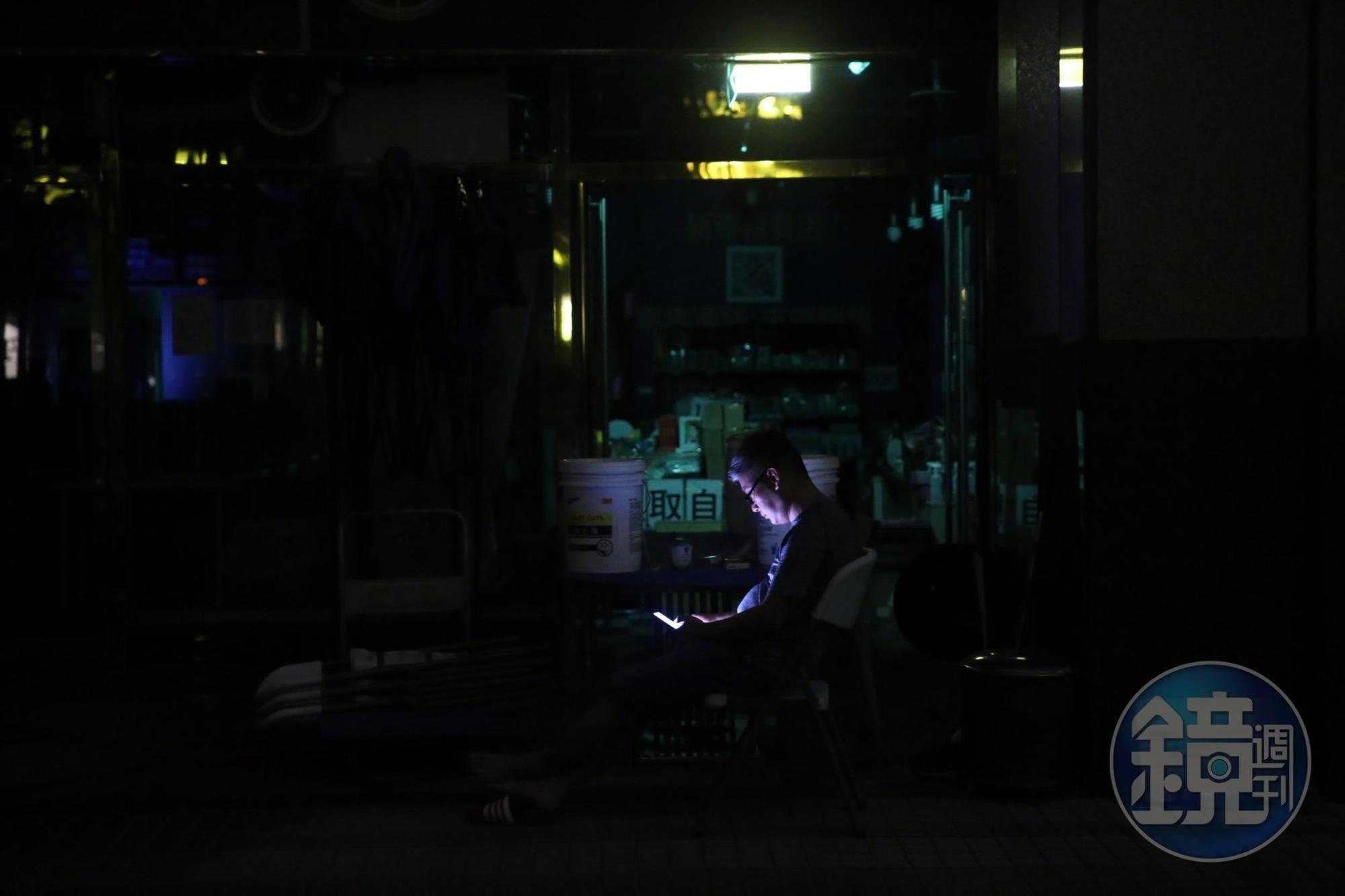 由於停電關係，路人只能摸黑過馬路。