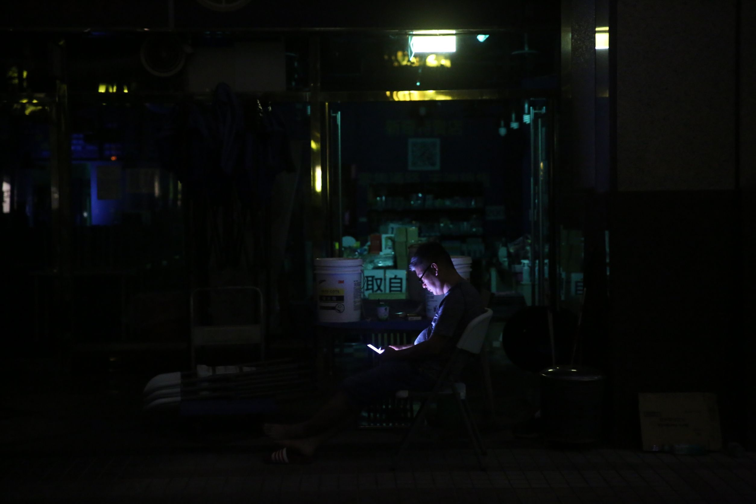 由於停電關係，路人只能摸黑過馬路。