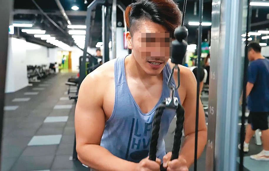 已婚的何姓健身教練遭控在交友軟體謊稱單身，欺騙數名女網友的感情。（翻攝自舒舒的一日健身房訓練YouTube）