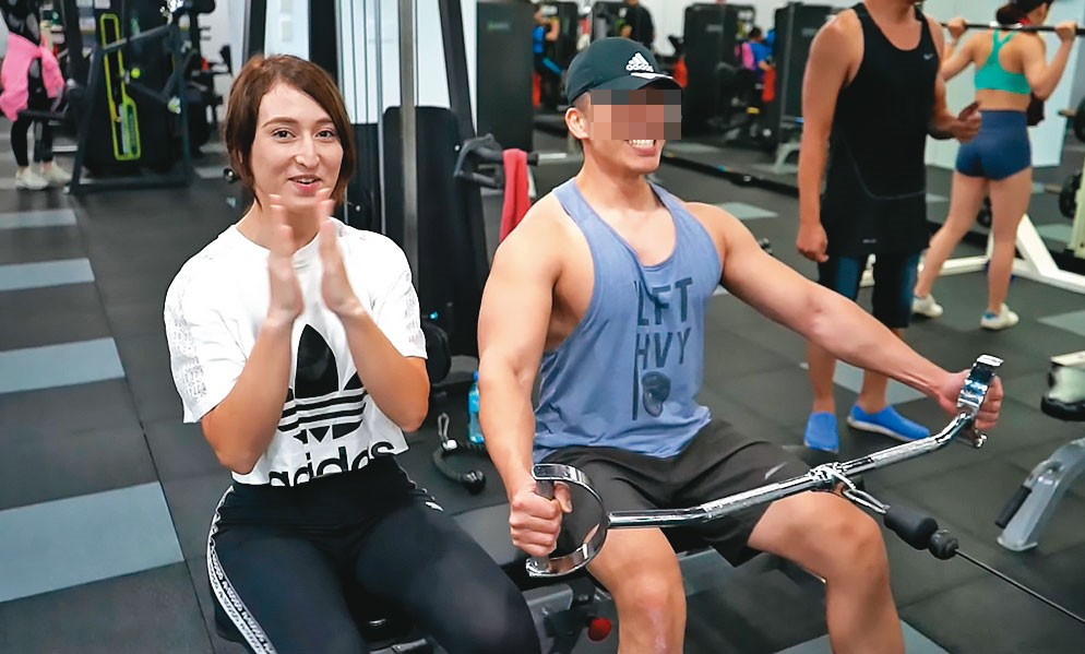 在健身界小有名氣的何男（右），曾與「單車女神」舒舒（左）合拍健身影片。（翻攝自舒舒的一日健身房訓練YouTube）