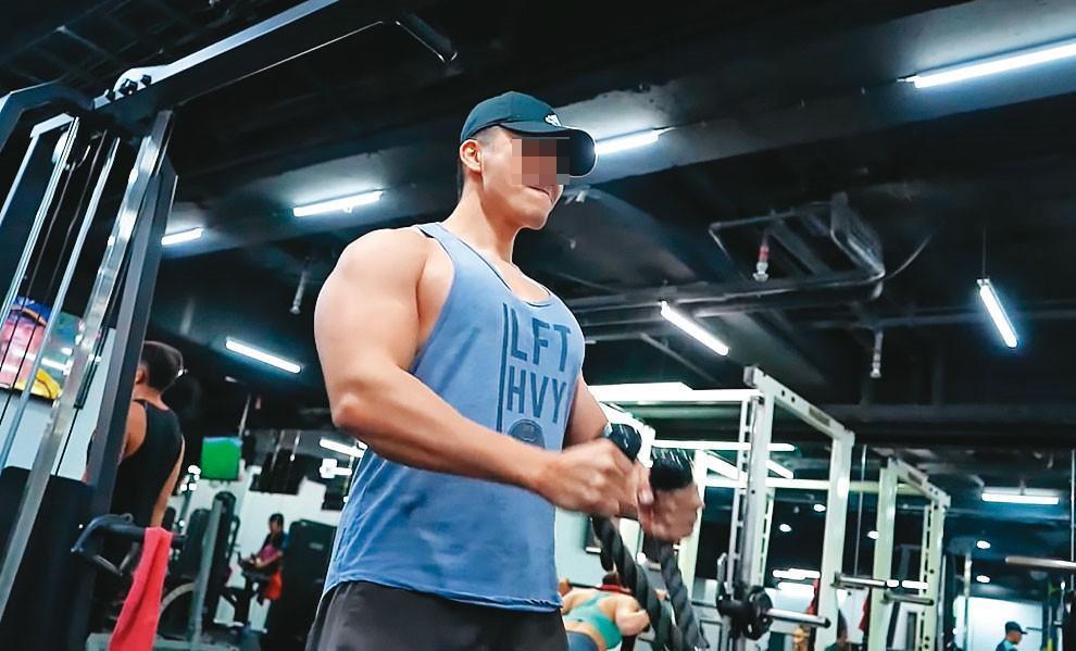 身材壯碩的何姓健身教練被控四處獵豔,還曾害女網友墮胎。(翻攝自舒舒的一日健身房訓練YouTube)