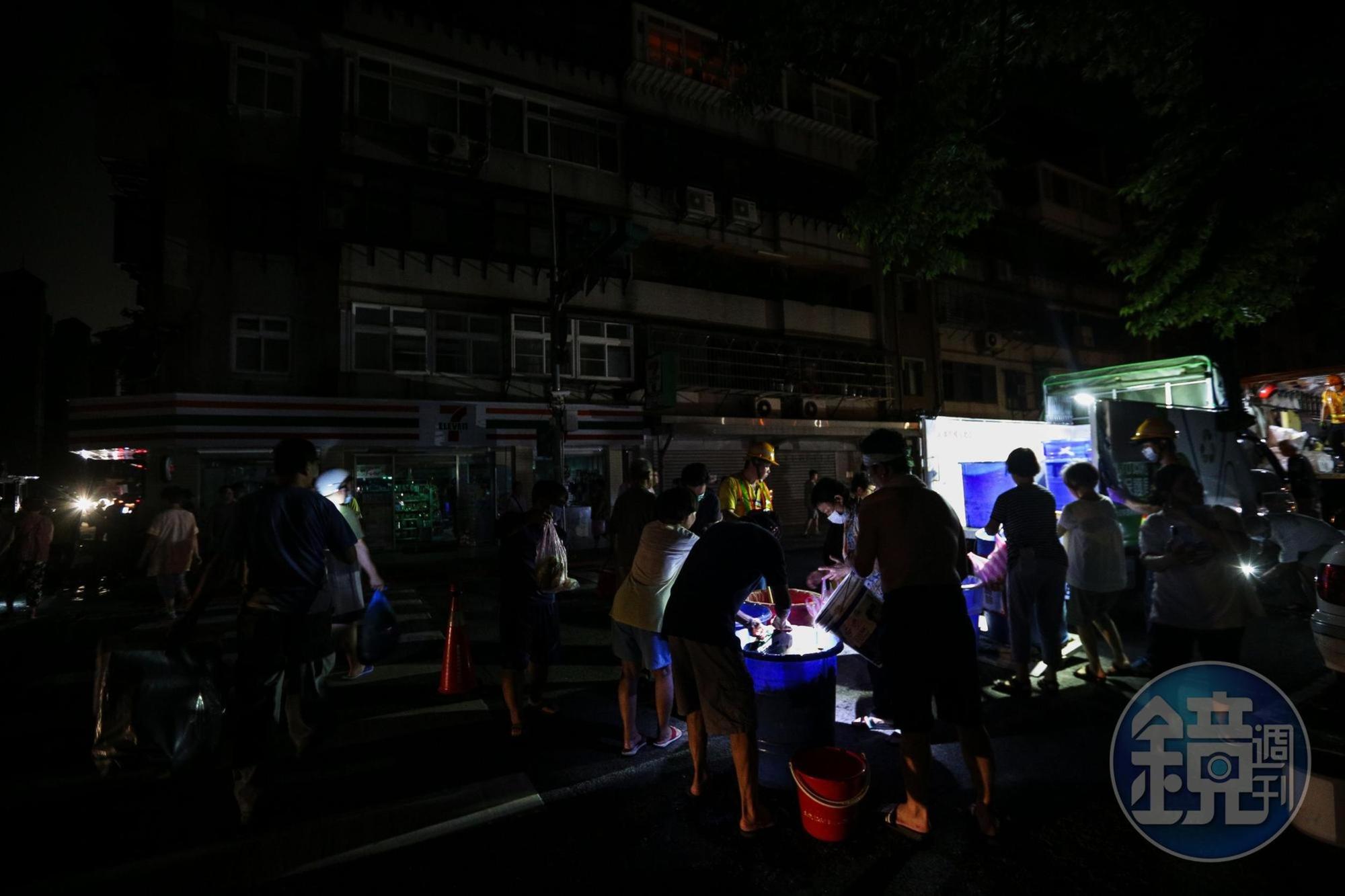因為停電關係,民眾只能摸黑倒垃圾。