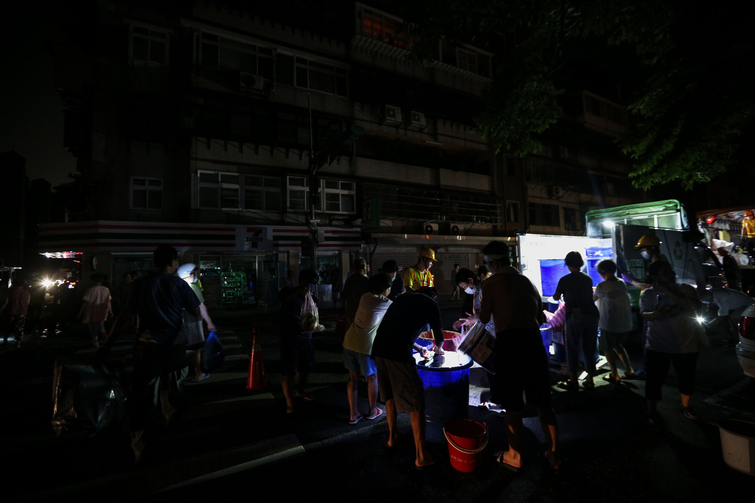 因為停電關係，民眾只能摸黑倒垃圾。