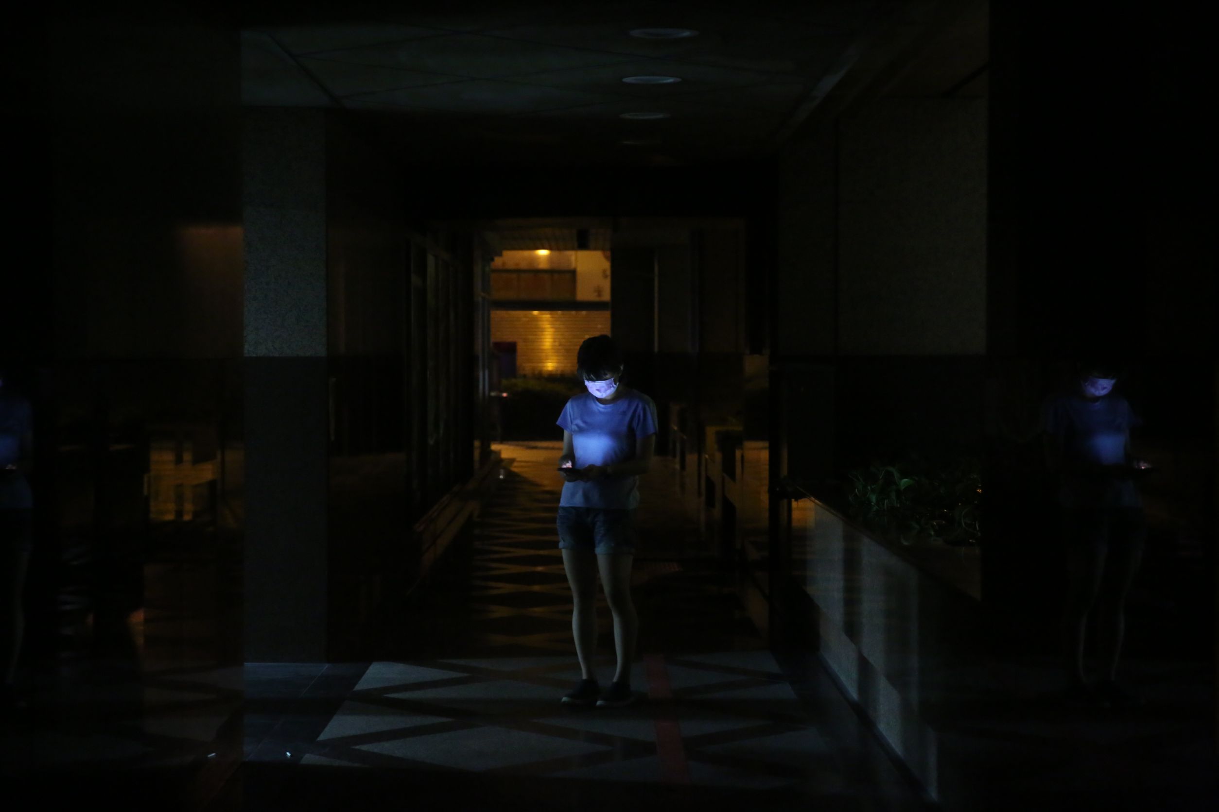 全台因為分區停電，導致太陽下山後，只能摸黑活動。