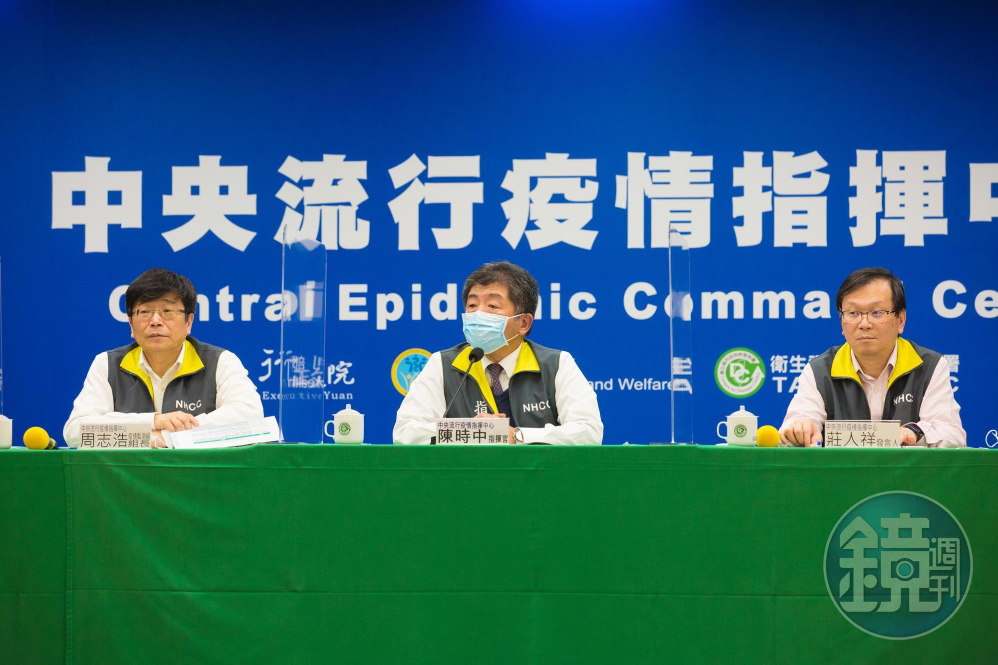 指揮中心稍早臨時發新聞稿指出，接獲某醫院通報2名住院病患確診，隨即偕同相關衛生單位至該院進行調查防治。（指揮中心提供）