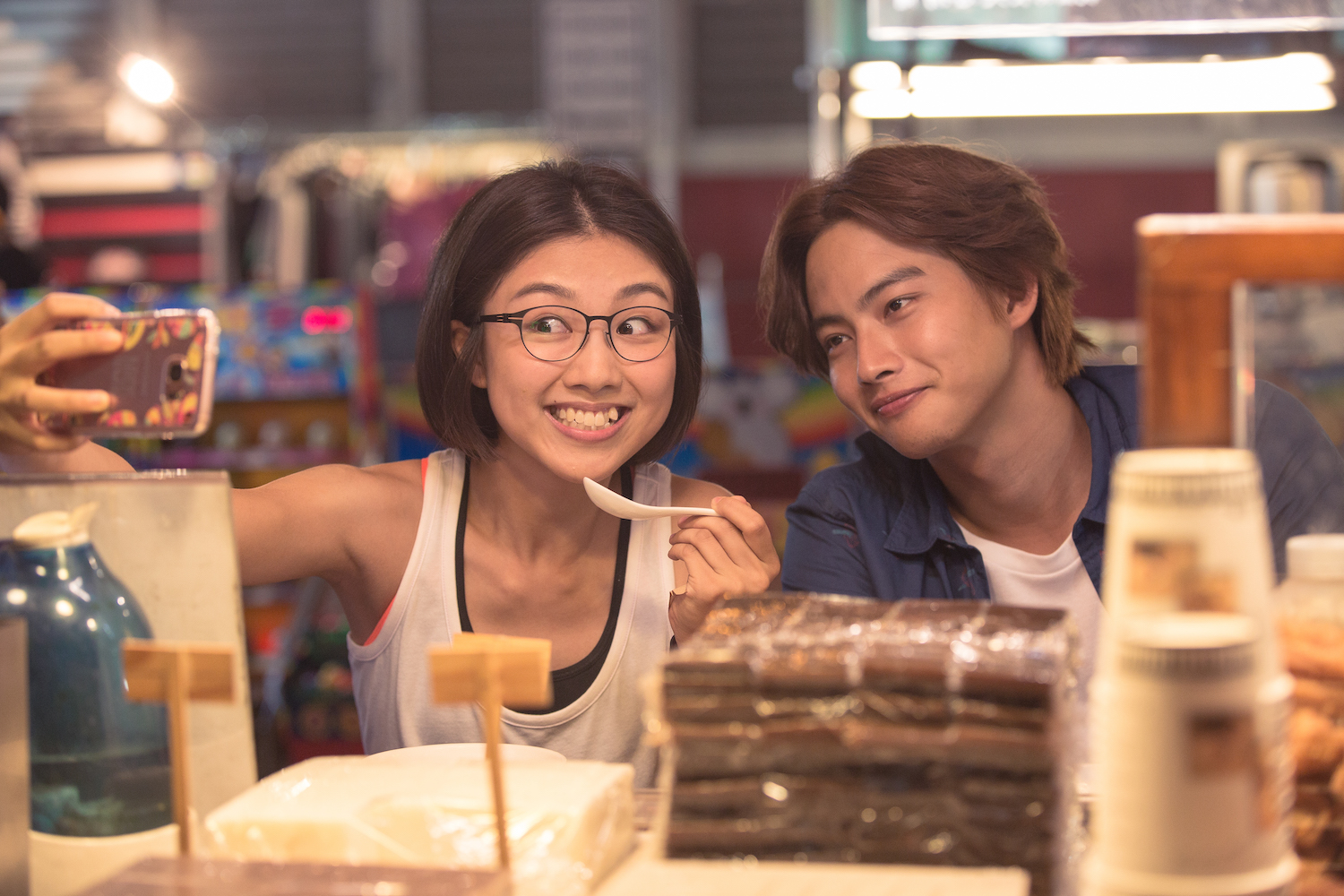 《轉彎之後》片中張庭瑚（右）帶顏卓靈（左）逛夜市，吃了不少好料。（星泰娛樂提供）