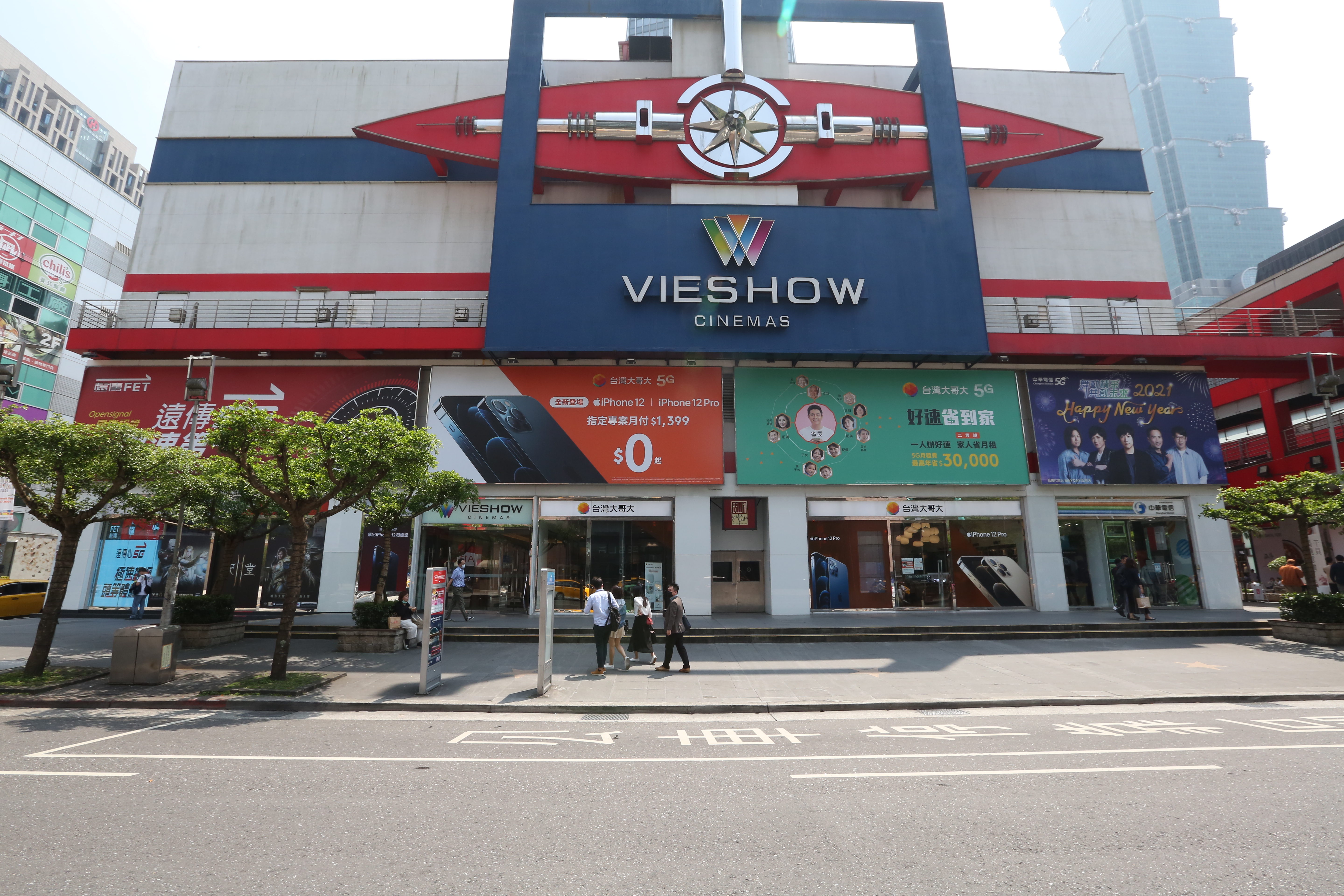 昨日全台大停電後，遠傳、台灣大哥大等電信業者也出現網路卡頓的問題。（本刊資料照）