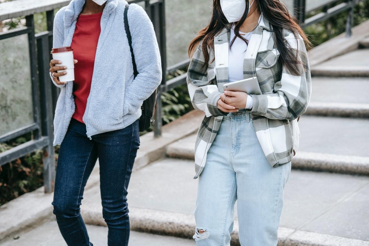 聯邦疾病防治中心(CDC)13日更新防疫指南,表示已完成疫苗接種者,可不戴口罩恢復正常生活。(示意圖,Pexels)
