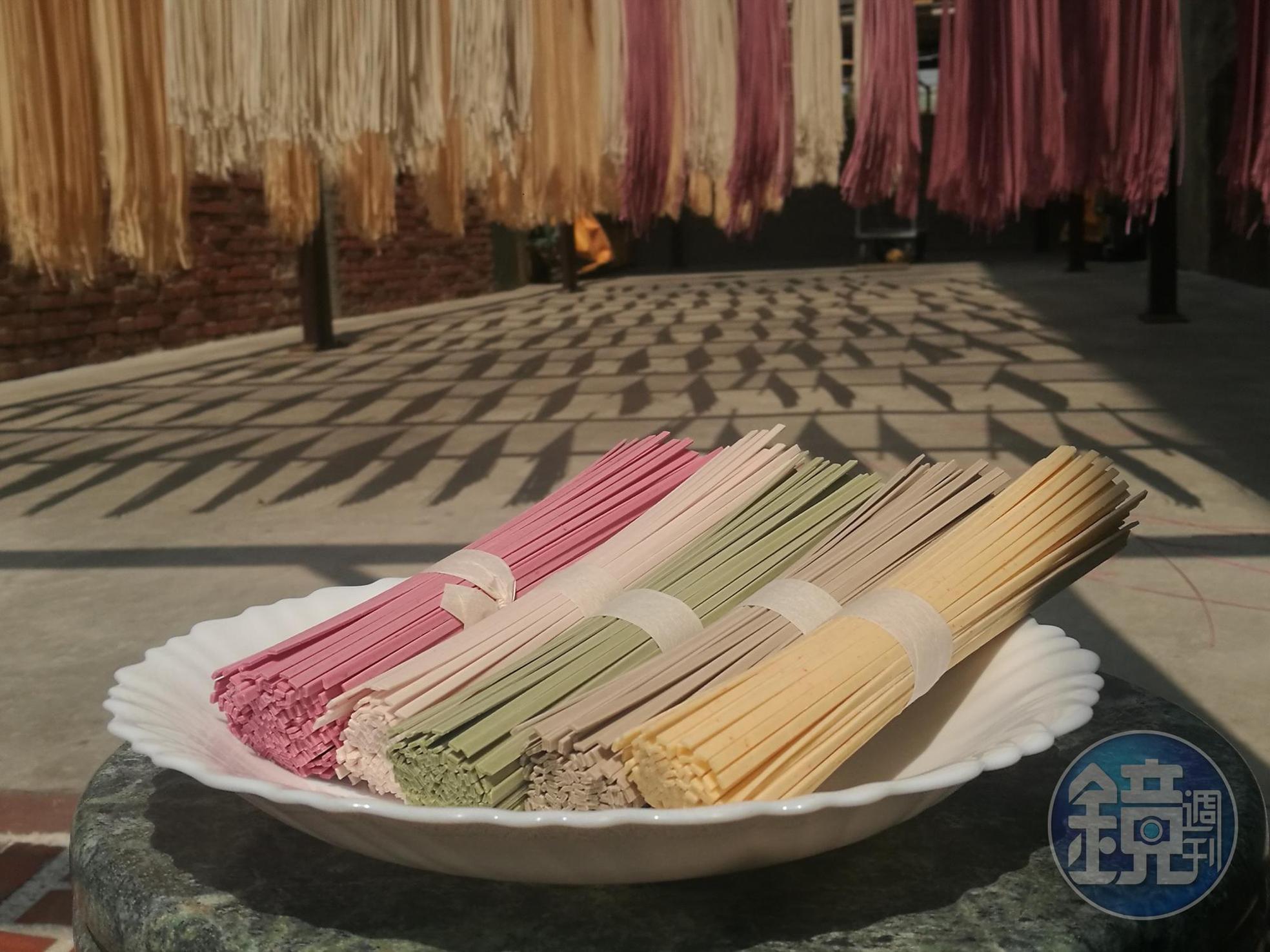 加入甜菜根、山藥、抹茶、仙草、胡蘿蔔的五行麵。（110元／包）