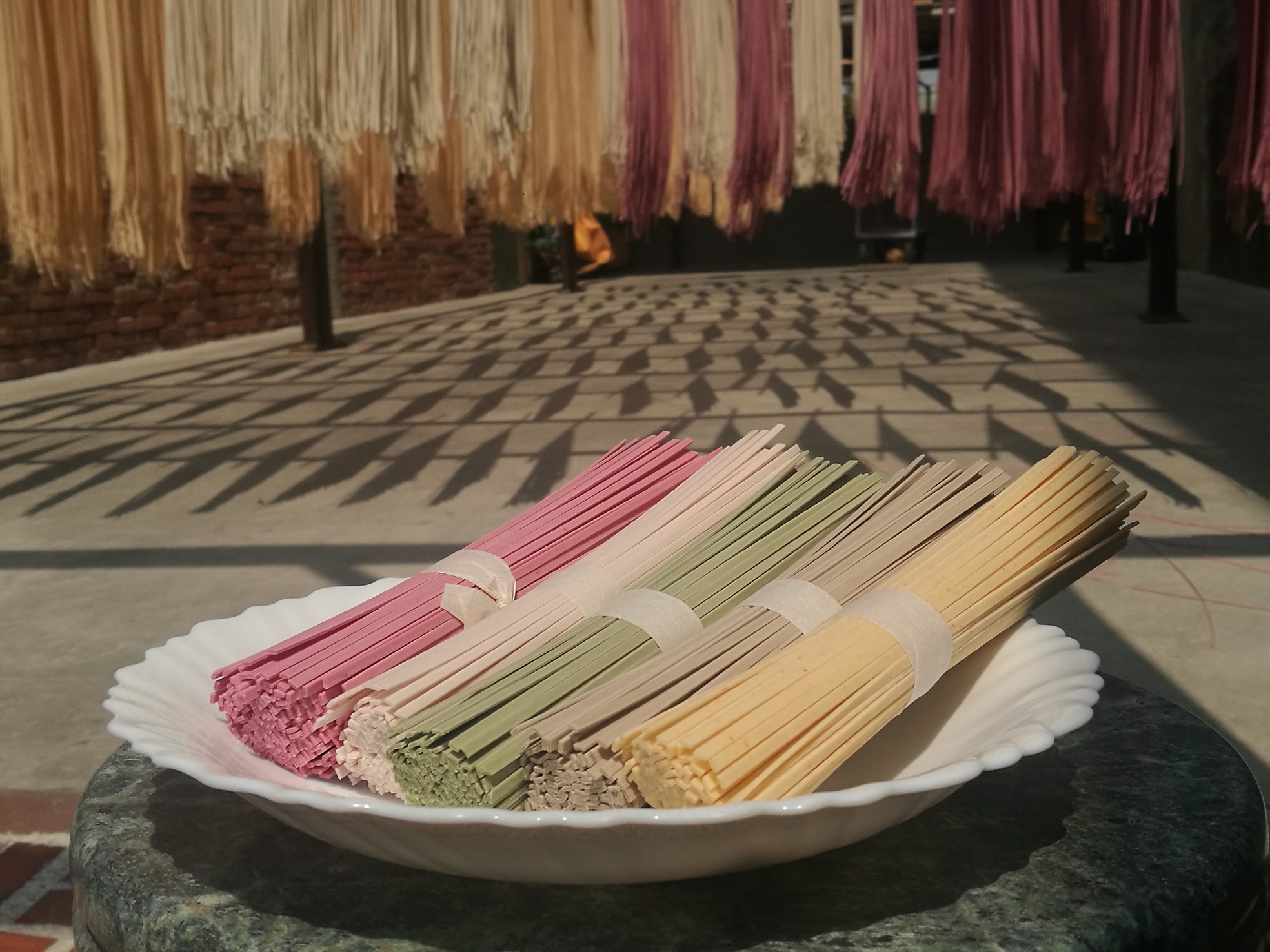 加入甜菜根、山藥、抹茶、仙草、胡蘿蔔的五行麵。（110元／包）