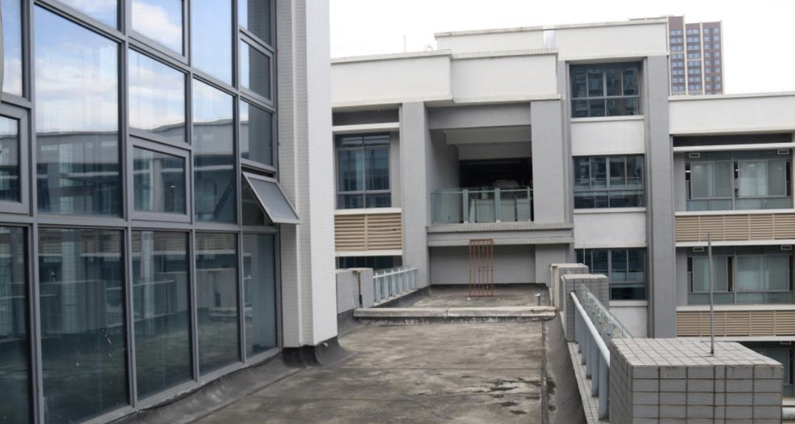 《新華社》指出,經勘驗,林姓高中生墜樓起點為該校實驗樓與體育館之間的平台。(翻攝川觀新聞)
