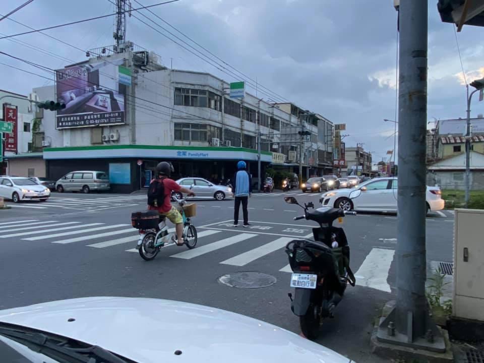 全台各地區停電釀成交通混亂,一名高中生主動站出來指揮交通。(翻攝自花蓮同鄉會)