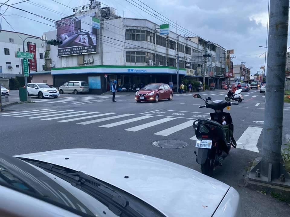 行經的車輛也都遵循男同學的指引,讓原PO直呼感動。(翻攝自花蓮同鄉會)