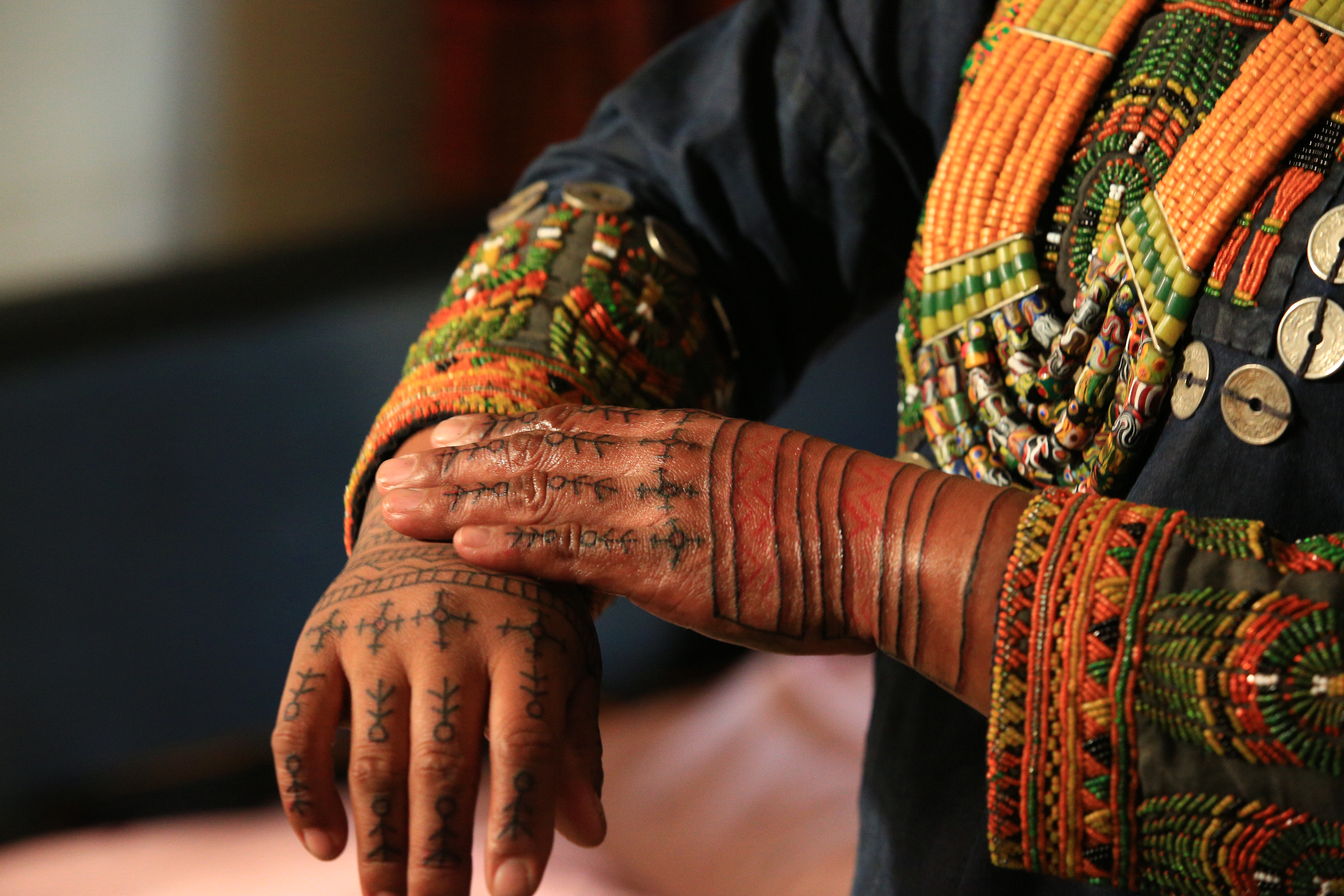 《阿查依蘭的呼喚》導演魏郁蓁透過鏡頭帶觀眾一睹排灣族頭目繼承、紋身習俗等傳統文化。（牽猴子整合行銷提供）